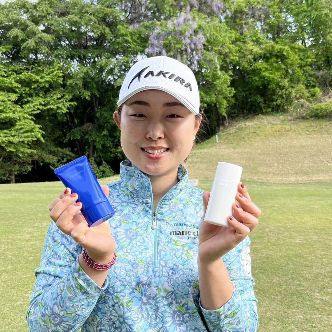のインスタグラム：「KOSE様から化粧品やスキンケア用品をいただきました！ @kose_official @ladygo.golf ありがとうございます😊 雪肌精の日焼け止めはパッケージも可愛いし、お肌に優しいのに紫外線をカットしてくれるので愛用しています🙌素肌を綺麗に見せてくれて明るくツヤのある肌に仕上げてくれるそうです！ 前回KOSEさんからいただいたスキンケアを使わせていただいてますがお肌の調子もずっと良いです🫶🏻 これからも愛用させていただきます❤️ #PR @kose_official @sekkisei.official @fasio.official @decorte_official @ladygo.golf   #akiraproducts @akira_products  #一昇金属  #vfr #国産ドローン　@vfr.official  #静ヒルズカントリークラブ @shizu_hills_country_club  #marieclairegolf @ocean__web @marieclaire_golf  #footjoy @footjoy  @mindful_golf_coaching_」