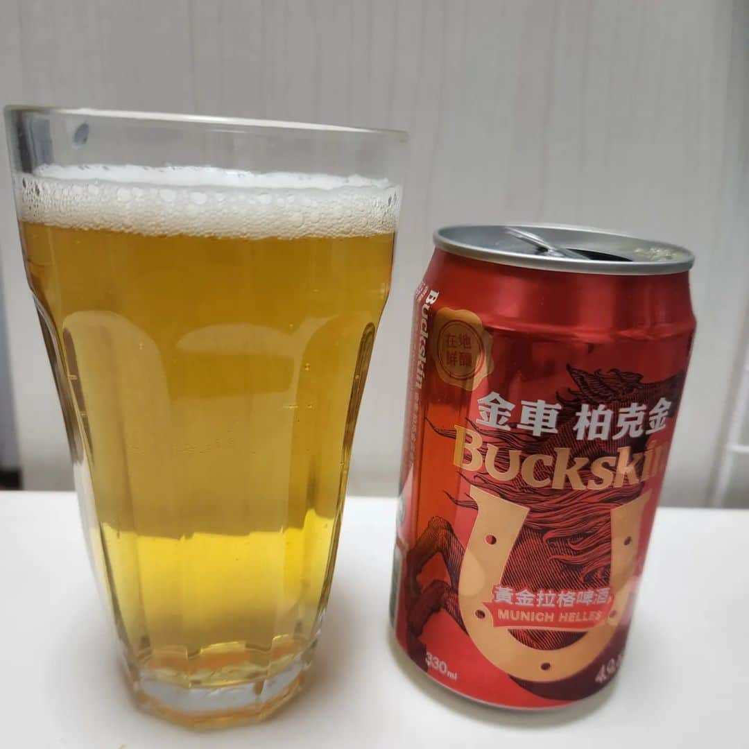 彩乃美希さんのインスタグラム写真 - (彩乃美希Instagram)「Buckskin beer☺️ ドイツの伝統製法と、台湾の良質な天然水。 そして、麦芽100％、天然ホップ、酵母をはじめ 高品質の素材が織りなす、妥協のないビールです(^3^)/ 6本セットのMUNICH HELLES とHEFEWEIZENののみくらべ したよ☺️ とてもおいしいので、 ビール好きにはとてもおすすめです！ 個人的にはどっちも好きすぎて どっちがよいとか選べない(((^^;)  PR @buckskinbeer.jp #ミュンヘンへレス #ヘーフェヴァイツェン #Buckskin #バックスキンビール #小麦ビール #台湾ビール #ホワイトビール」4月29日 20時09分 - ayanotan1127
