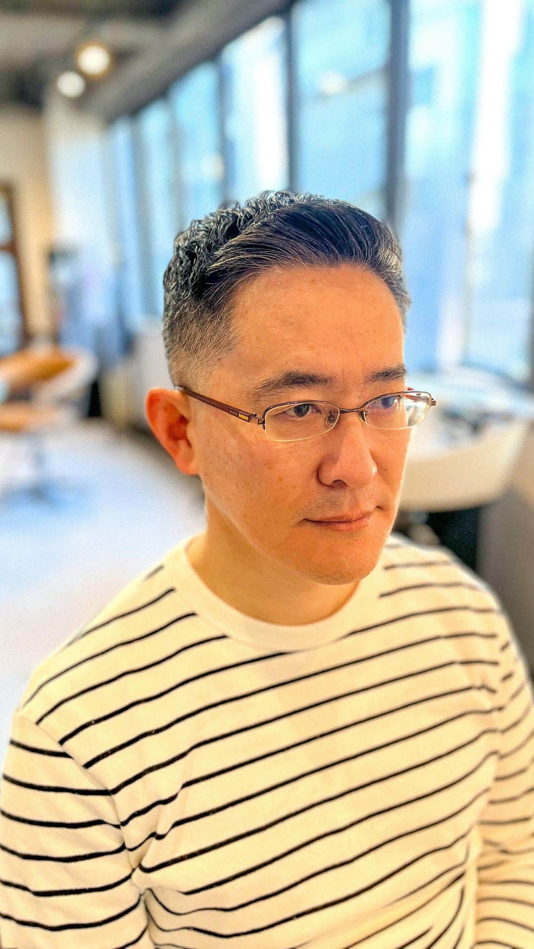 のインスタグラム：「他投稿は＠taishin_leverageより ご覧になれます！ カウンセリング時に保存して お使いください！！  【海外大人イケオジヘア】  カットやパーマで印象がすごく変わります！ 刈り上げや前髪をかき上げる 大人メンズヘア、外国人、外国人風ヘアスタイルなどこの機会に✨  どの年代でも似合う 海外メンズヘア、 大人っぽく 渋くなるヘアスタイルを 提案させて頂きます！  外国人に憧れて お洒落に男らしくなりたい サッパリしたい！  僕にお任せください！！  ・フェードカットやスキンフェードは 刈り上げの高さ、グラデーションの長さ によって印象がとても変わります。  髪質などによってできる髪型、 似合う髪型が変わってくるので お客様のご要望と合わせて しっかりご相談しながら決めさせて頂きます！  ・パーマをする事で 毎日のスタイリングがとても楽に 外国人ぽくかき上げる感じにもなれます！  スタイリングの方法も 僕が最後にドライヤーの乾かし方から しっかりお伝えさせて頂きます！  ⬛️男らしくなりたい方  ⬛️垢抜けたい方  ⬛️若くないスタイル  ⬛️大人っぽくなりたい方  ⬛️外国人のヘアスタイルになりたい方  ⬛️外国人に憧れている方  この様な方々がご来店されます✨  気になるヘアスタイルなど 是非保存して頂き カウンセリングの際にご利用ください✨  💇‍♂️カット料金通常5500円  💇‍♂️ご新規様 大村限定クーポン カット&眉カット　5500円  💇‍♂️大村限定クーポン カット＆眉カット　6500円  💇‍♂️⭐️大村限定5分スパ&バルコームスキンケア付　6600円  ✨カットスタイルキープコース✨ ⭐️メンテナンスの方にオススメ⭐️  15日以内　1500円OFF 30日以内　1000円OFF  💇‍♂️パーマ料金通常10000円  💇‍♂️カットケアパーマ料金通常12000円  営業時間 平日、11時〜ラスト20時 土日祝日、10時〜ラスト19時  ご質問ご連絡等DMで承っております🙇‍♂️  ↓↓↓こちらから↓↓↓  @taishin_leverage  広尾駅▶︎▶︎▶︎徒歩5分 恵比寿駅▶︎▶︎▶︎徒歩15分  📞▶︎▶︎▶︎03-6721-9578  🇺🇸Leverage New york 広尾🇺🇸  〒150-0012 東京都渋谷区広尾５丁目１−３２ 広尾ビル ３Ｆ ＳＴ  #外国人風メンズカット#外国人風メンズヘア #フェードカット#イケオジ #海外メンズヘア#メンズパーマ #大人メンズヘア#fadehaircutstyle#fadehair」
