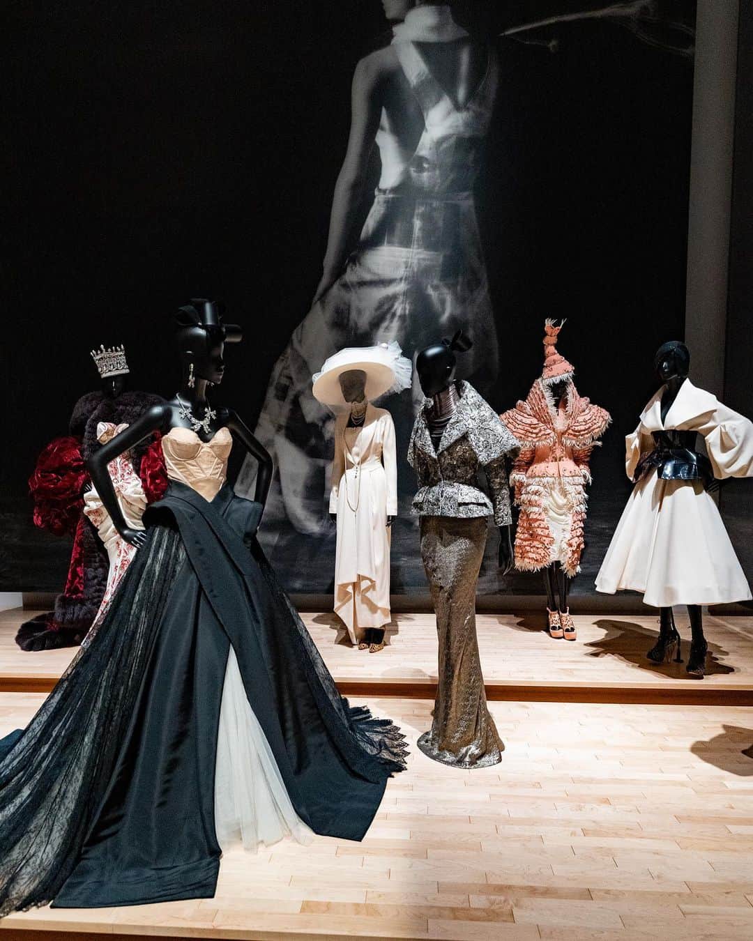 和希優美さんのインスタグラム写真 - (和希優美Instagram)「素晴らしい異空間✦もう一度行きたい….ᐟ.ᐟ ⁡ ⁡ ⁡ ずっと気になっていた 『Christian Dior、夢のクチュリエ』展 @dior @diorbeauty ⁡ ロンドン・ニューヨークと 世界を巡回しているこの展示は ⁡ もう圧巻の世界観は 3倍払ってもいいくらい(笑) 最高でした.ᐟ.ᐟ ⁡ 映画 ‎ܰ ‎ オートクチュール ܱを見て Diorのドレスは やっぱり素敵♡⸝⸝⸝⸝と 感動したのもあり…！ ⁡ 今回は そんなワクワクと✦ シャーリーズ・セロンが、 ⁡ CM来ていたゴールドドレスも 展示されているというんだから もう大興奮しましたwww ↑動画にその感情を表しました😉😂 ⁡ ⁡ ⁡ ⁡ 📍  東京都現代美術館 クリスチャン・ディオール、 夢のクチュリエ 📮  135-0022 東京都江東区三好4-1-1 🚃  半蔵門線清澄白河駅より徒歩9分 ⏰  10:00－18:00 📞　050-5541-8600 🗓  2023年5月28日（日）まで 🏢  月曜日休館日 🎫  一般　2,000 円 大学生・専門学校生・65 歳以上　1,300円 中高生以下無料 ⁡ ┈┈┈┈┈┈┈┈┈┈┈┈┈┈┈┈┈ いいね、コメントありがとうございます.ᐟ.ᐟ ⁡ 気になったり、 あとでゆっくり読みたい人は 忘れずに！ 保存してください ◡̈✩ ⁡ ⚠️ © All photos belongs to @kazukiyumi, reposting to other than stories requires permission, DM toinquire📲 ⁡ ⚠️ © すべての写真は @kazukiyumi のものです！ストーリーズ以外への転載は許可が必要です。DMでお問い合わせください🙇‍♀️ ⁡ ┈┈┈┈┈┈┈┈┈┈┈┈┈┈┈┈┈ ⁡ #Dior #diormakeup #diorbag #diorshoes #diorbeauty #diorsauvage #diorskincare #christiandior #ディオール #ディオールコスメ#クリスチャンディオール #Dior展 #ディオール展 #クリスチャンディオール夢のクチュリエ展 #夢のクチュリエ展 #christiandiordesignerofdreams #christiandiordesigner #アート好き #美術館デート #東京現代美術館 #清澄白河 #清澄白河散歩 #清澄白河カフェ #美術館巡り」4月29日 20時19分 - kazukiyumi