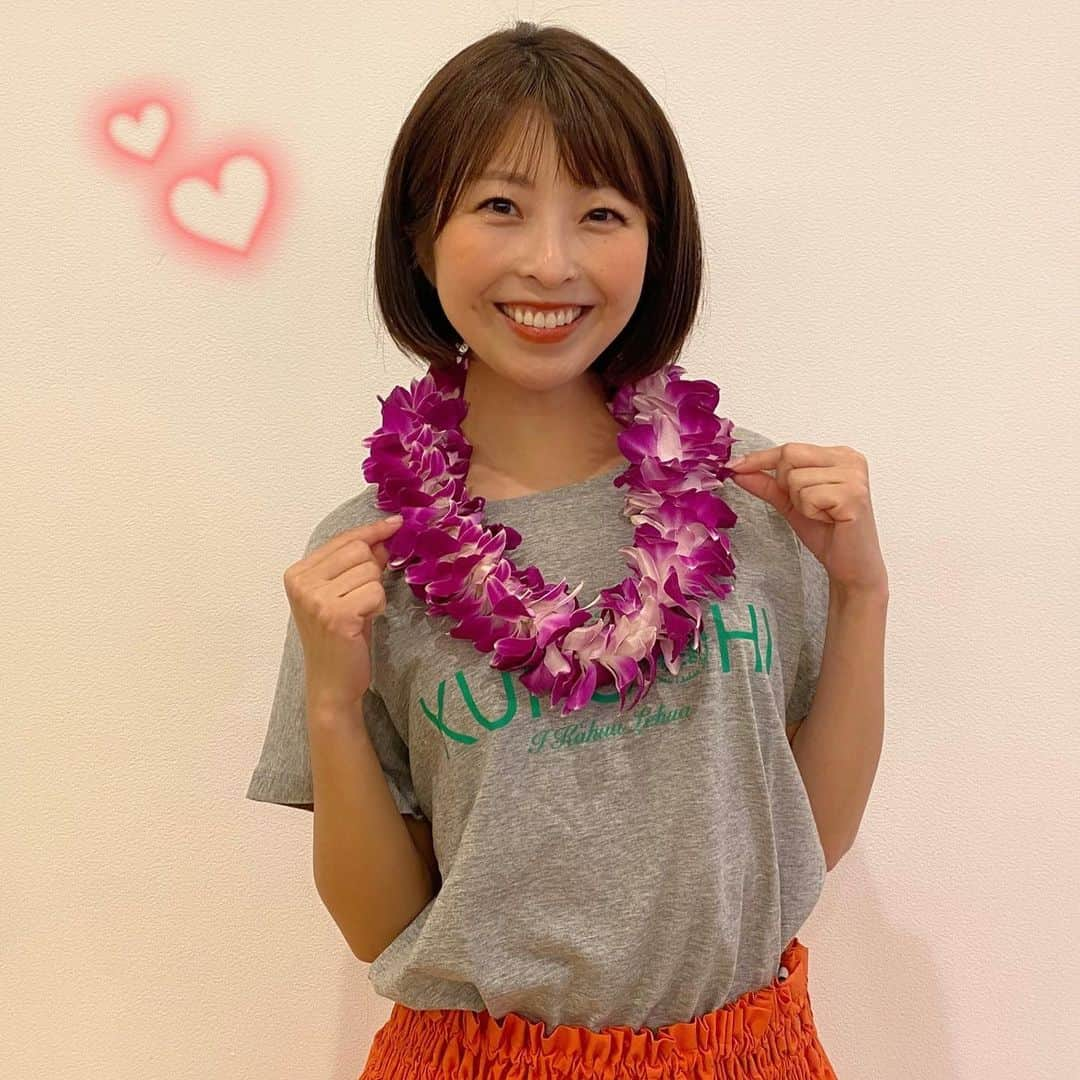 小尾渚沙のインスタグラム：「じゃーーん‼️ステキなレイ🌺‼️ 結婚のお祝いに、フラの先生からレイを頂きました😍  なんと先生の手作りなんです‼️✨ 嬉しいーーーっ❤️❤️❤️  愛情たっぷりのプレゼント、本当にありがとうございます😭✨  早速おうちに飾ってみました🌴🌺 （写真３枚目）  週に一度のフラレッスン、 おばあちゃんになるまでずっと続けたいな🌴💕 . . #フラダンス #フラガール #趣味 #レイ #大人の習い事 #🌴」