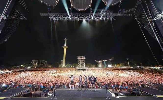 KISSのインスタグラム：「Thank you #BuenosAires! You were AMAZING last night! We will never forget you! #EndOfTheRoadTour #Argentina」