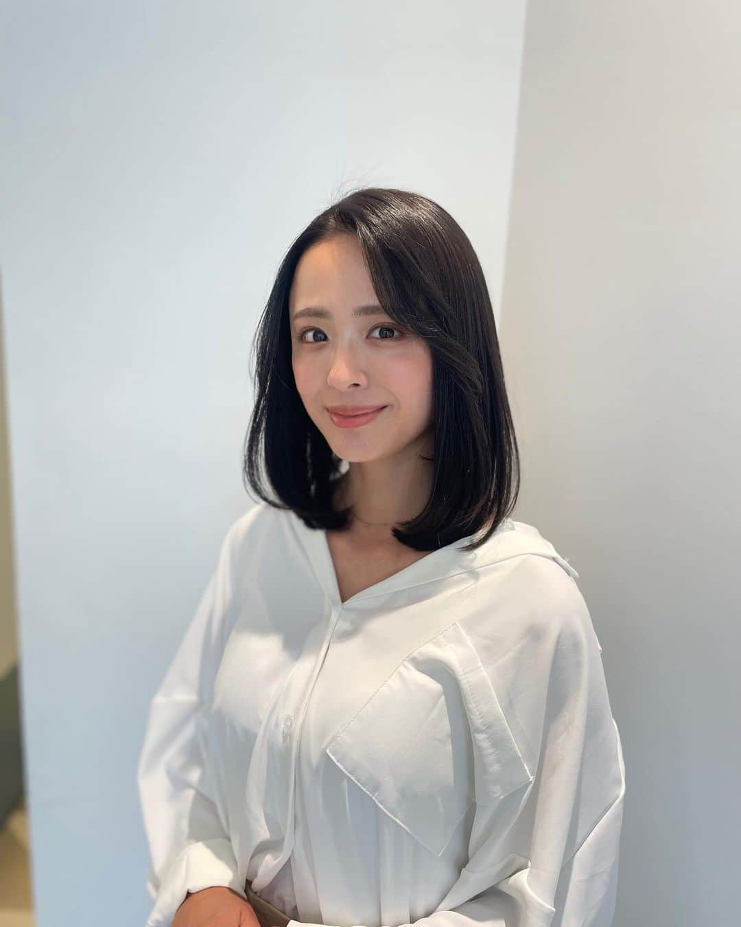 千葉優子さんのインスタグラム写真 - (千葉優子Instagram)「GW始まりましたね🥰  どこかおでかけされてますか〜 我が家は今日も平常運転😂  前の会社の同期が遊びに来てくれて 幸せな1日目になりました〜  この前の撮影の前に @sayuri.loness さんに ヘアメンテナンスしてもらったよ〜❤︎  カラーはいつものおまかせで 6トーンのアッシュブラウンに❤︎  落ち着いてて綺麗なカラー🥺✨  毛先はアレンジしやすいように 少し軽くしてもらったよ✌️ トリートメントでちゅるんちゅるん🥺✨  今頑張って伸ばしてる最中✌︎  さゆりさんいつも本当にありがとうございます🙇‍♀️❤︎❤︎  #美容院#美容デー#美容#ヘアメンテナンス#ヘアカラー#mamagirl#locari#ロカリ#ponte_beauty#mineby3mootd#銀座#loness#loness銀座#ママファッション#ママモデル#読者モデルlucra#4yuuu#アラサー#アラサーヘア#ミディアムヘア#ヘアスタイル #ヘアカット#ママコーデ#ヘアモデル#トレンドカラー#ヘアスタイルミディアム#夏ヘア#ママヘア#ママヘアスタイル」4月29日 20時14分 - yuko_chiba1018