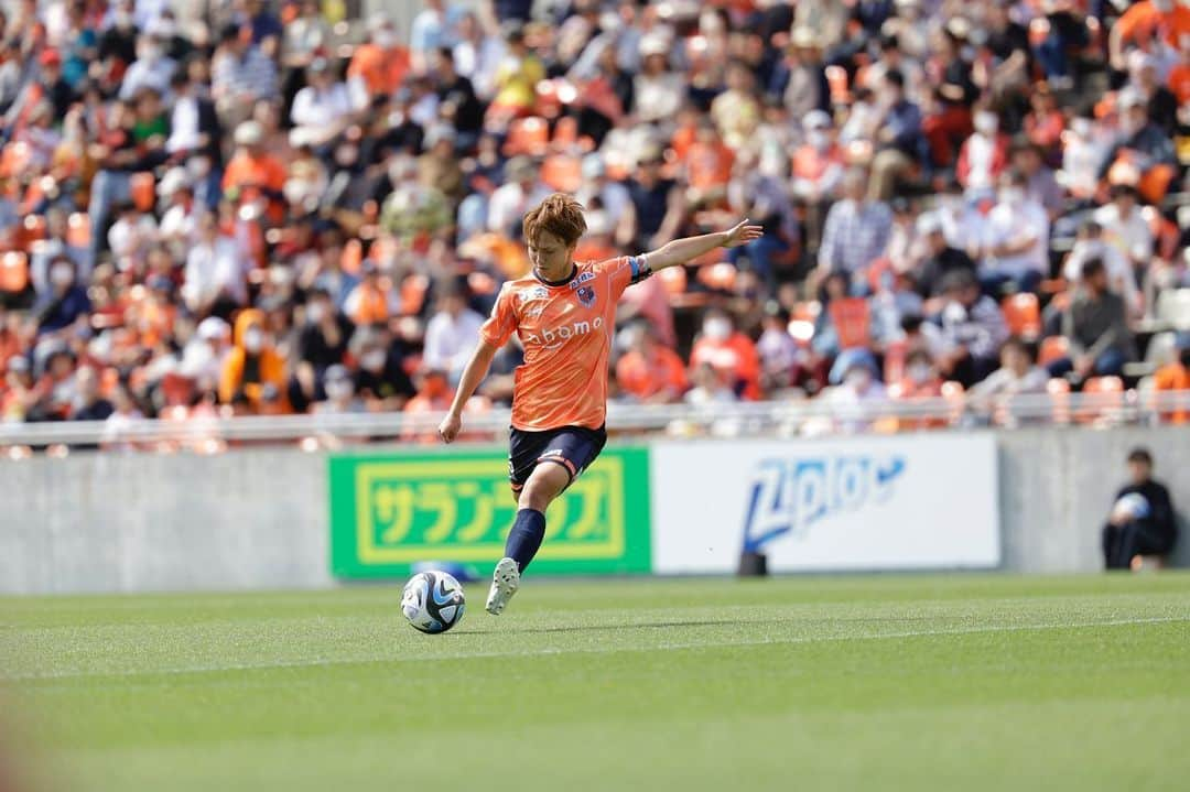 有吉佐織さんのインスタグラム写真 - (有吉佐織Instagram)「🐿️🧡  ずっとほしかった勝ち点3 やっと勝ち切ることができました！ ホントにみんなの力で勝ちきれた勝利だと思います。 みんなありがとう。  暑くて風が強い中、ずっと応援が力になりました！ ありがとうございました！  すぐ試合があるので 連勝できるように頑張ります🔥  そして明日は公開練習なので たくさんの人に会えるの楽しみにしています☺️  #大宮アルディージャventus  #🐿️🧡 #yogiboweリーグ  #勝ち点3 #明日は公開練習 #皆さんに会えるの楽しみにしています #久しぶりのエスコートキッズ #めっちゃ癒された」4月29日 20時20分 - ariyoshisaori_1101