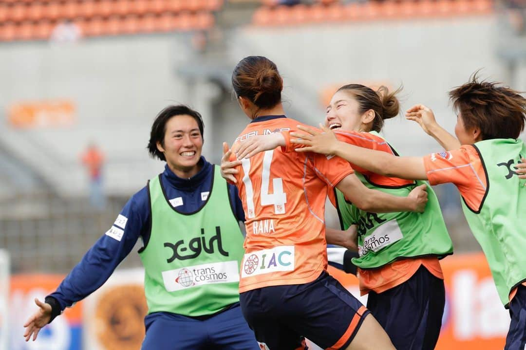 有吉佐織さんのインスタグラム写真 - (有吉佐織Instagram)「🐿️🧡  ずっとほしかった勝ち点3 やっと勝ち切ることができました！ ホントにみんなの力で勝ちきれた勝利だと思います。 みんなありがとう。  暑くて風が強い中、ずっと応援が力になりました！ ありがとうございました！  すぐ試合があるので 連勝できるように頑張ります🔥  そして明日は公開練習なので たくさんの人に会えるの楽しみにしています☺️  #大宮アルディージャventus  #🐿️🧡 #yogiboweリーグ  #勝ち点3 #明日は公開練習 #皆さんに会えるの楽しみにしています #久しぶりのエスコートキッズ #めっちゃ癒された」4月29日 20時20分 - ariyoshisaori_1101