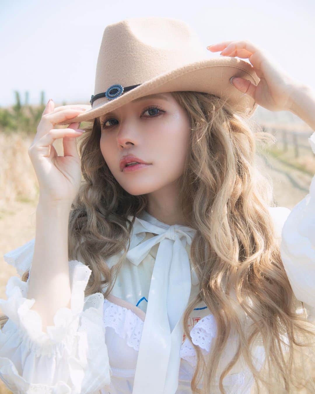 益若つばさのインスタグラム：「Candy Stripper web magazine📕 ガーリー✖︎ウエスタンボヘミアン調が今年可愛い…。🤠  大好きなキャンスパの撮影ができて嬉しいです！！ ぜひweb magazine読んでね！ → @candystripper_official   お洋服もGETできます🤍  この日はとにかく晴れて風が強かった。復帰してからの初ファッション撮影で、久しぶりに顔馴染みのあるメンバーでお仕事ができて本当に楽しかったー。。！  動けて可愛いお洋服着せてもらって可愛いメイクしてもらって可愛く撮影してもらえるって最高だーーー！！  撮影裏側やファッション、髪型などは最新のYouTube観てみてね！  はしゃいでシャボン玉🫧買っちゃったけどあんな感じでした。笑  とりあえずこの春はウエスタンハット、ウエスタンブーツ、コットン素材、ワイド系のデニム買いました。🫶🏻  他の写真もまた載せます！」