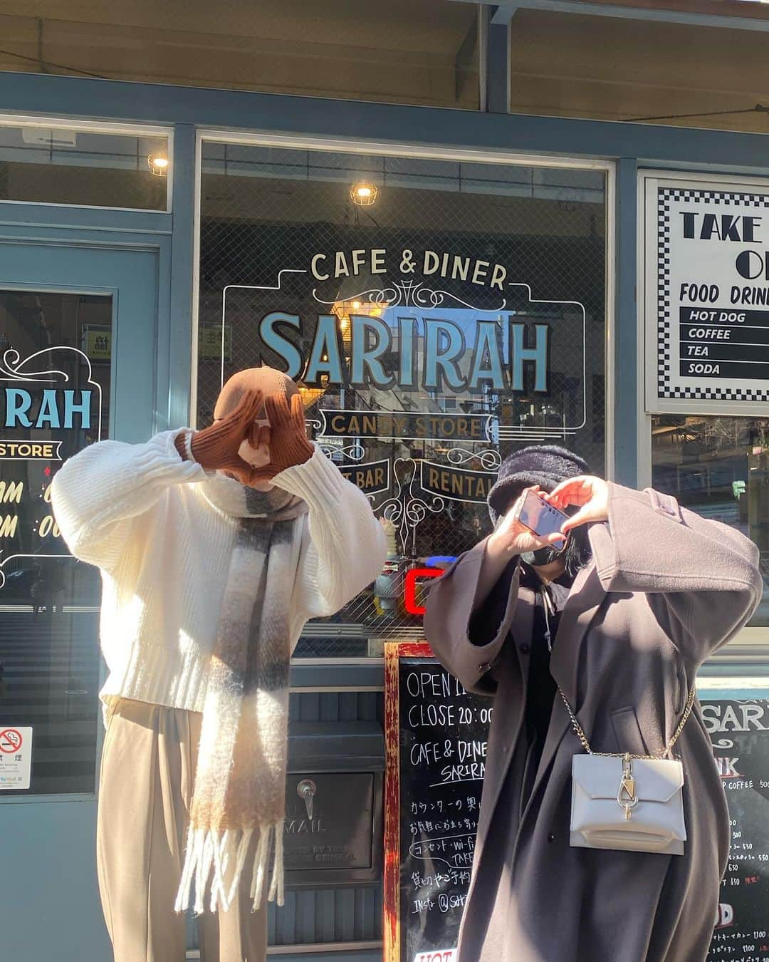 雪村彩音さんのインスタグラム写真 - (雪村彩音Instagram)「. 東京・三軒茶屋 『SARIRAH Candy Store』(サリーラ キャンディー ストア) . 何のお店だろう、、、？ と気になって入ってみたら こんなに可愛いアメリカンなカフェ🇺🇸🗽 . アメリカンな統一感のある外観と内観に思わずテンション上がっちゃった！ 最後は可愛い友達2人のせちゃう📸 . . ▼住所 東京都世田谷区三軒茶屋2-13-22 . 三軒茶屋駅世田谷通り口から出て右折 世田谷通り沿い徒歩3分 三軒茶屋駅から177m . . #東京 #三軒茶屋 #東京三軒茶屋 #三軒茶屋グルメ #三軒茶屋ランチ #三軒茶屋カフェ #東京カフェ #sarirahcandystore #サリーラキャンディストア #サリーラ #東京カフェ #東京グルメ #東京観光 #アメリカンカフェ #ピザ #ホットドック #東京ランチ #三軒茶屋テイクアウト #三茶グルメ #三茶カフェ #三茶ランチ #三茶ごはん」4月29日 20時28分 - ykmrayn411