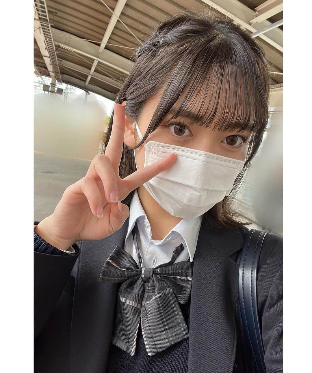 石井美凪のインスタグラム：「お久しぶりです！ なかなか投稿できなくてすみません🙇‍♀️  遅くなりましたが高校２年生に無事なることが出来ました𑁍𓏸𓈒  そして、カンコー委員会応援してくれた方ありがとうございました！ 結果は残念でしたが、皆さんのおかげで最終審査まで行くことが出来ました😭  これからも応援よろしくお願いします！  #高校２年生 #sjk #カンコー委員会 #ライジングプロダクション #石井美凪」