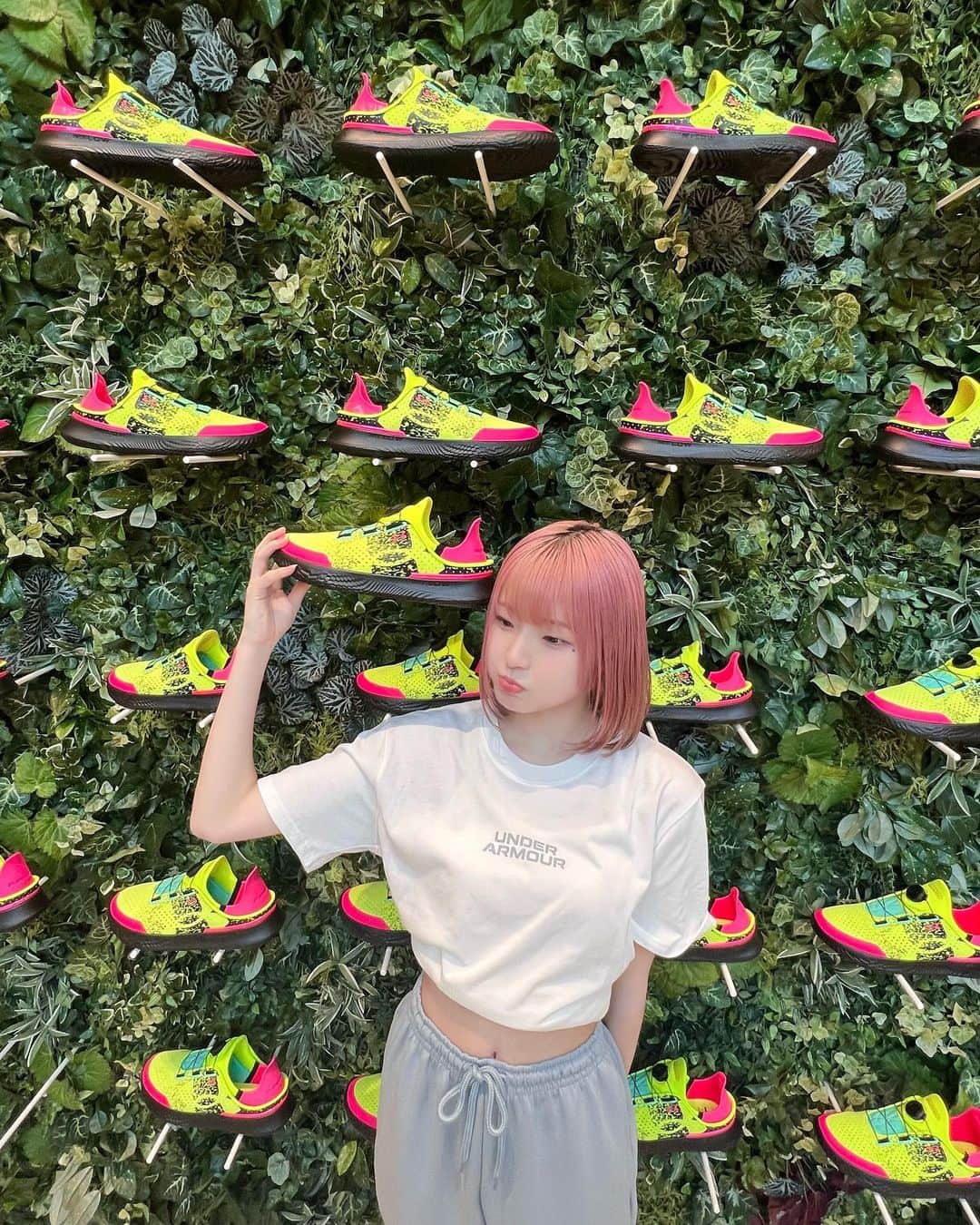 志村美希のインスタグラム：「💛🩷💚 UNDER ARMOUR国内初フットウェア専門店は9月まで👟  10枚目は目の前にいたちびっこサマの真似🪽🪽  @underarmourjp   #underarmour #underarmourfootwearpark #UAフットウェアパーク」