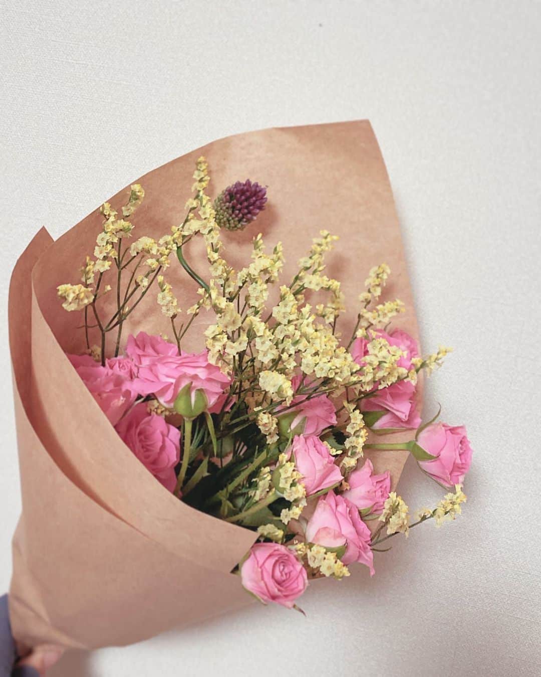 meiのインスタグラム：「. 優しいお花屋さんが かわいい素敵なお花をくれた🌼💓  お店もお家もお花🌼💓  お花屋さんかわいいお花 いつもありがとうございます💛   #青山ファーマーズマーケット  #お花屋さん #いつもありがとう  #マルシェ  #お花のある生活」