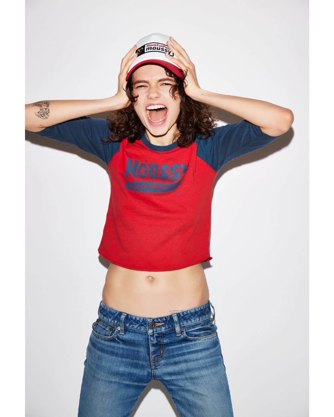 のインスタグラム：「BlackEyePatch | MOUSSY  ・RAGLAN TEE(010GSL01-0490) LAのアーティストの描き下ろしグラフィックを、2000年代当時MOUSSYの定番人気アイテムであったラグランボディにクロスオーバー。 生地はリサイクル天竺を使用し、まるで着古したかのような風合いに。 ローライズデニムとウエスタンブーツに合わせるのが気分。  ・SLIM BOOTCUT(010GSA01-0550) MOUSSYの代名詞とも言える2000年代のタイトなローライズテニムを、加工やシルエットを再現しつつ、今の気分に合うようサイズや素材をアップデート。 当時のカラーや雰囲気を再現するため、職人に加工を再現してもらったこだわりのデニムには、BlackEyePatchコラボレーションのオリジナル紙パッチやポケットの刺繍、総柄のスレキなど加わり、特別な1本に。  ・LOGO MESH CAP(010GSS01-0440) 2000年代のスタイリングに欠かせなかったメッシュキャップ。 BlackEyePatchコラボレーションロゴをワッペンで施し、王道なアメカジテイストが新鮮なスタイリングのポイントに。  全国のMOUSSY店舗／SHEL'TTER WEBSTORE／ZOZOTOWNにて発売中。 #blackeyepatch #MOUSSY」