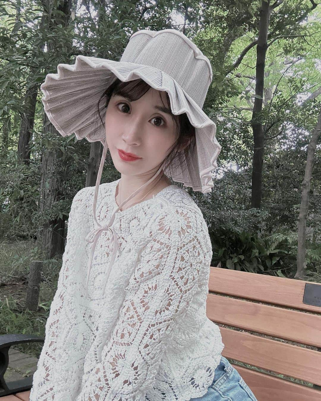 小原春香のインスタグラム：「👒🤍 ・  ほぼ履いてこなかったけど ママになって ジーンズ👖合理的！！！？ 機能的？と気づく。 基本ワンピース、スカートばかりだったけど パンツスタイルに変わっていった🫶 （自転車乗らない時や、坊や。と公園行かない時は ワンピースやロングスカート👗着れるけど） ・ 絶対子供産んでなかったらこーゆー服着なかったと思う😆 ママコーデというもの存在するけど、 産むまではよくわからなかったけど、 まず動きやすくて、合理的？機能的？その中におしゃれ取り入れてるんだろうなっ🥹 私は、もぅおしゃれより…動きやすさな日々🙃  どうせすぐ汚れるのでプチプラコーデ最高🫡  ・ 細かく言うと、 お袖の感じもお世話しやすい物じゃないとそこに気を取られたくない！とか。 お袖…ゴムが入ってるのなんて最高🫶　とか… ・  変わったこと、変化、ほんと沢山あります🙃 また書くね📝  #幼児　#子供　#遊び場 #park #室内遊園地　#室内遊び場　#2歳児　#男の子　#男の子ママ　#息子love  #子育て奮闘中　#1歳児　#0歳　#3歳  #子育てあるある　#育児グッズ　#ゆる育児　#イヤイヤ期　#ママコーデ　#知育おもちゃ　#育児ママと繋がりたい　#知育遊び　 #子育ての悩み　#お出かけ　#休日の過ごし方 #育児疲れ　#プチプラ」