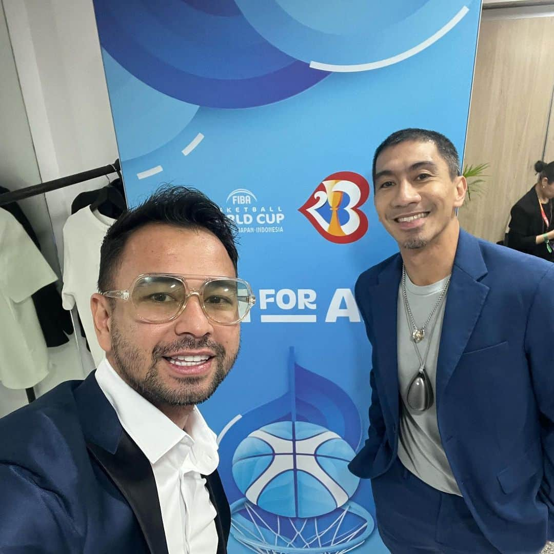 Raffi Ahmadさんのインスタグラム写真 - (Raffi AhmadInstagram)「Let's Rock N Roll !!!!!  Ready For @fibawc 🇵🇭🇯🇵🇲🇨  Drawing FIBA 🏀 AMAZING Experience !!! #winforall」4月29日 20時27分 - raffinagita1717