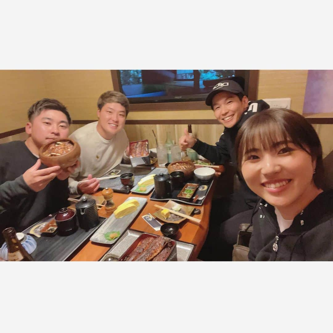 小野祐夢のインスタグラム：「. 中日クラウンズでみんなが名古屋に来てくれていたので鰻を食べてきましたー🥰 たいきと中村さんペアで頑張っているみたいです💪🏻 あと1日頑張れー!  @taiki.yoshida0330  @golf_kuboty  #ペアルック #かわいいよ💕」