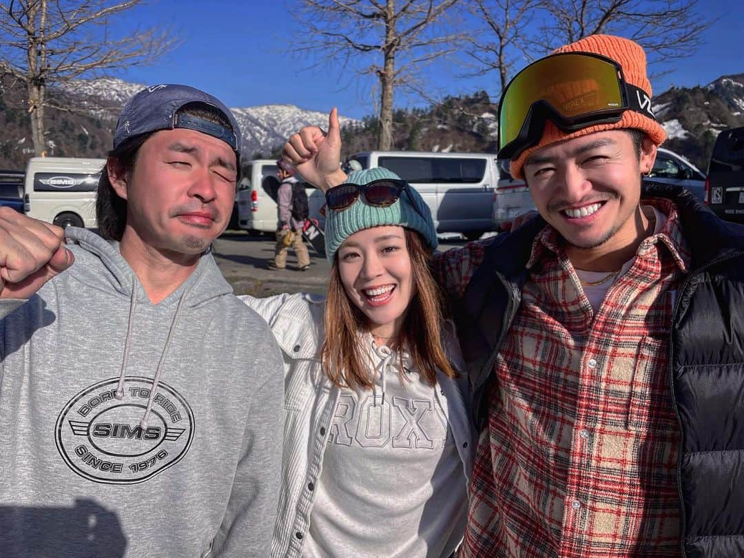 hoshinofumikaのインスタグラム：「今年も走り抜けた試乗会！ 全国各地で出会った皆さん 、再会できたみなさん！ SIMS FRIENDSのみんな、新しいフレンズの皆さん、 ありがとうございました💖 試乗会は板の試乗はもちろん、唯一いつも応援してくれてるファンの皆さんにあってお話し出来たり、滑ったり、 ありがとうを伝えれる場🥹 土日オンリーがメインになりますが、これからも大事にしていきたいと思います🙏❤️‍🔥  オフシーズンも 全国の皆さんと遊べる 企画なにか立てたいと思います🏌️‍♀️🍻🌻  いつも大きなサポートありがとうー！！！❤️‍🔥 走り抜けたね〜！ @yasuishigeo  @takumi_hirata  @sims_snowboards_jp   GWのみんなの予定はどんなかんじ？？🍻🏂🏔🌼」