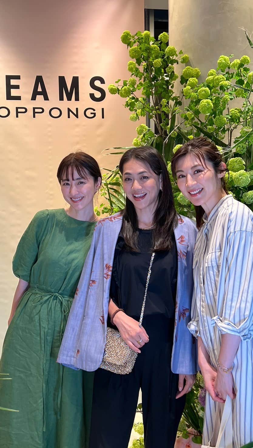 前田ゆかのインスタグラム：「@roppongihillsofficial  今日リニューアルオープンした @beams_official  レセプションパーティーへ✨✨✨  『The Premium』というショップコンセプトに、 カジュアルファッション、ドレス、バック、靴、 雑貨と揃う広々とした空間✨  トータルでステキなお買い物ができそう！  新たにアップデートされた品揃えをまたゆっくり 見に行きたい✨✨✨  @taracyan3  設楽さんリニューアルオープン おめでとうございます✨✨✨  @donkonishi1009  カラフルでステキなドンさん❕ @maenorichang のりちゃん @27.allen_miho みほちゃん と久しぶりのパーティーにときめいた✨✨✨  #beams  #roppongihills  #目にとまったドライフラワーアレンジ #ギフトに喜ばれそう #リネンマキシワンピース #グリーンリネン新色」