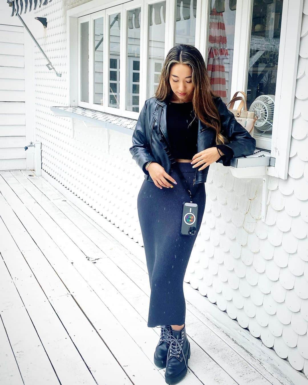 MAIMAIのインスタグラム：「雨の日私服コーデ！ブラックが多め💓 NEWスマホケースを新調したんだけどめちゃかわ❤️❤️ 前回もカラフルで作ってもらったけど今回もネイルに合わせてめっちゃカラフル🥰❤️ （中指にはハリボー3つ🐻笑） maimaidesuyanのネームプリントをいれてもらって衝撃に強いタイプにしたよ😍 めっちゃ携帯落とすけどこれなら安心だし可愛い☺️💕 スマホよくなくすからストラップもつけたよー✨笑 丸い白枠はマグネット式の充電ステーション対応のマークでコネクトささなくていいから楽ちん✨  @casetify_jp のケースは65％がリサイクル素材と植物由来素材でできてる100％リサイクル可能なんだって💕  みんなもぜひチェックしてみてね😍  @casetify  @casetify_jp   #CASETiFY  #ShowYourColors ＃スマホショルダー」
