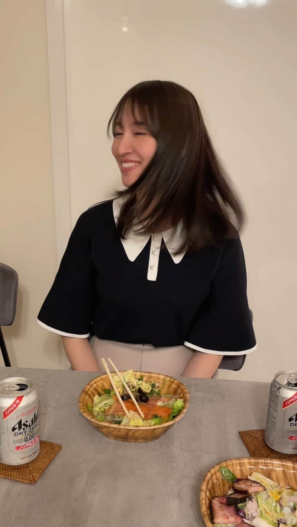 下田奈奈のインスタグラム：「アラサーOLの週一サラダの日🥗 ♪〜音ありでぜひ聞いてみて下さい〜♪  ダイエット＆チートもできるので 一石二鳥で週に一回サラダの日があります。  手作りサラダの日もあれば動画のように サラダ屋さんで買ってくる日もあります✌🏻  この日は私が美容院に寄って帰る予定だったので ひーくんが買って帰ってきてくれました🤵🏻  お店で買う時はカスタムサラダベジーの サーモンとシーザーが我が家ではブーム🥬✨  美容院にも行けて楽ちんサラダで 美味しくてハッピーな平日の一コマ🫶🏻 ‍ #サラダボウル #サラダイエット #カスタムサラダベジー #もりもりサラダ #夫婦円満の秘訣 #夫婦二人 #夫婦二人ご飯 #夫婦ご飯 #仲良し夫婦 #アラサーの日常 #奈奈色日記」