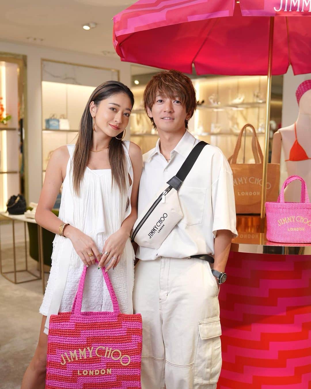大倉士門のインスタグラム：「JIMMY CHOO 2023 カプセルコレクション ”BEACH” 🏝️ ２人で行ってきました😎🌊 早くも夏が待ち遠しくなった☀️  4/29より JIMMY CHOOのショップでSpecial ticketが配布され、QRコードからスタンプラリーに参加すると抽選でギフトがもらえる嬉しい特典も😳 #JimmyChoo #ジミーチュウ」