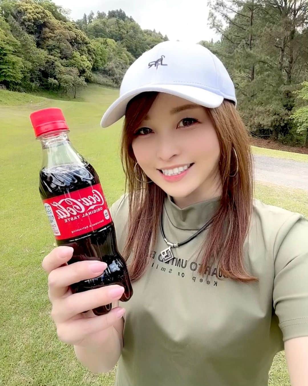 のインスタグラム：「♥︎︎∗︎* GW突入✨  みんなはなん連休かな？ 楽しいおやすみ過ごしてね☺︎   コーラ飲んでないの？とかコメント頂くけど 『安心して下さい！ちゃんと飲んでますよ🥳🥤』笑  GWは気温高そうだしコーラ美味しいだろうな♡ はたして何本飲むのかなぁ🤭  #ゴルフ #ゴルフ女子 #ゴルフウエア #コカコーラ #コーラ女子 #golf #gw」