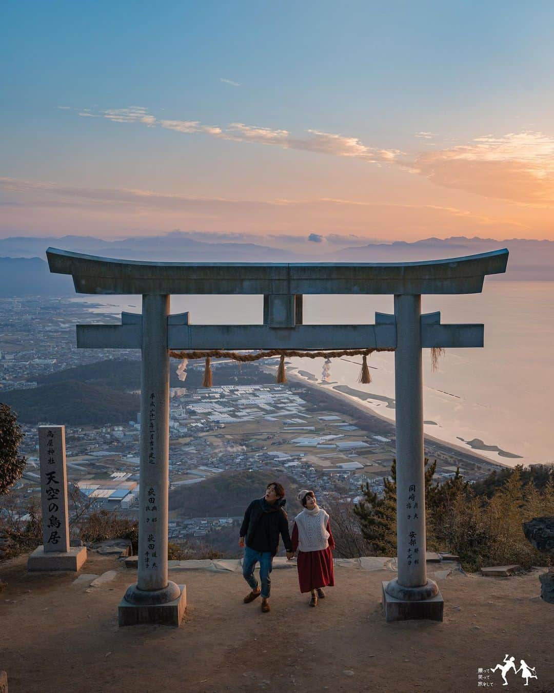こんちゃんさんのインスタグラム写真 - (こんちゃんInstagram)「【日本一周旅の本を出版します🗾】 ふたりで東日本10ヶ月、西日本10ヶ月と計600日車で暮らしながら、恋人と旅に出て婚約者と帰ってきた旅。 たくさんの思い出と写真が一冊の本になりました！！今日からAmazonにて予約スタートです🎉  主な内容としては、 ・日本各地の絶景 ・観光名所 ・愛してやまないB級スポット ・訪れたお祭り ・東日本と西日本のバンライフ紹介 ・旅の撮影機材紹介 ・とったび的47都道府県No.1グルメ ・日本全国で撮影したふたりの写真  などなど盛りだくさんの内容です😂 写真集としても観光本としても旅のエッセイとしても楽しめる内容になっております。 Amazon予約特典としてミニ写真集もあったりと、詳しくは今夜のYouTubeにて話してるのでまた見てやってください👀！ 是非…！ご予約ストーリーかハイライトからお待ちしてます！！！！(全力待機)  #とったび」4月29日 20時39分 - hiromasakondo