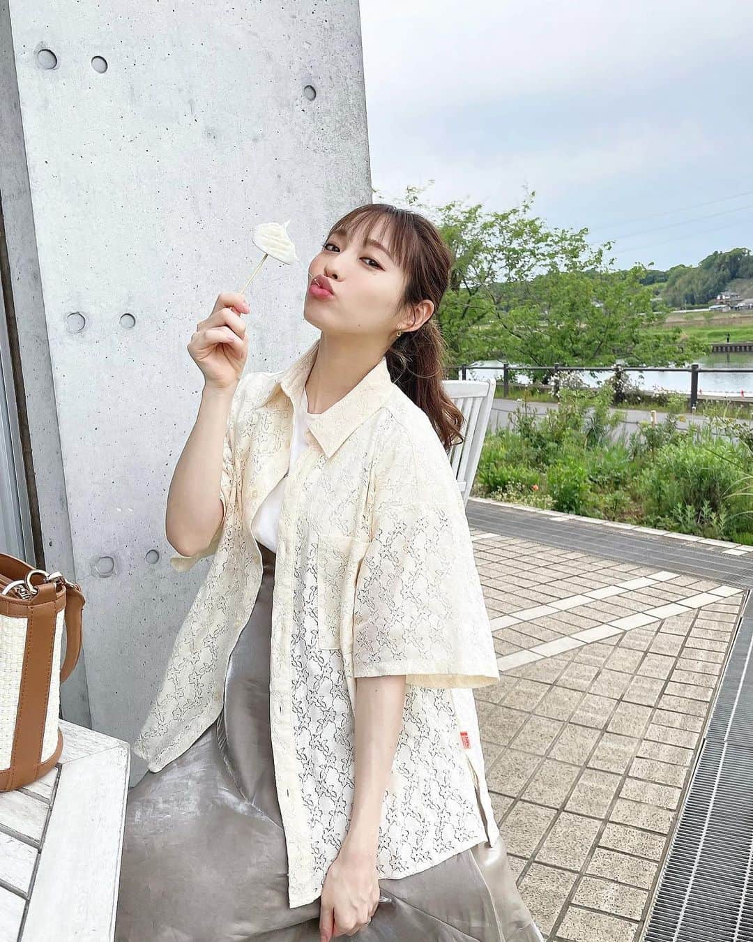 白岩まちこのインスタグラム：「≫≫ 🚗... 𝘍𝘢𝘮𝘪𝘭𝘺 𝘥𝘢𝘺 ㅤㅤㅤㅤㅤㅤㅤㅤㅤㅤㅤㅤㅤ ㅤㅤㅤㅤㅤㅤㅤㅤㅤㅤㅤㅤㅤ ㅤㅤㅤㅤㅤㅤㅤㅤㅤㅤㅤㅤㅤ 家族でお出掛け〜🚗*·˚ ༘♡  浜焼き食べて、食後にはソフトクリームも食べてきた🦐🐚🍦 ㅤㅤㅤㅤㅤㅤ  食べてばっかり〜🐷🍴✨ ㅤㅤㅤㅤㅤㅤㅤㅤㅤㅤㅤㅤㅤ  臨月に入ってから更にお腹もポンポコリンっ🤰🏻✨  ㅤㅤㅤㅤㅤㅤㅤㅤㅤㅤㅤㅤ  マタニティ用のお洋服ではないけど なんとか着れてるお洋服たちがコチラ😂👇🏻  ㅤㅤㅤㅤㅤ  𝘪𝘯𝘯𝘦𝘳  fifth  ㅤㅤㅤㅤㅤㅤㅤㅤㅤㅤㅤㅤㅤ ㅤㅤㅤㅤㅤㅤㅤㅤㅤㅤㅤㅤㅤ 𝘴𝘩𝘪𝘳𝘵  @classicalelf_official ( ライトベージュ / M size )  𝘰𝘯𝘦-𝘱𝘪𝘦𝘤𝘦  rienda ㅤㅤㅤㅤㅤㅤㅤㅤㅤㅤㅤㅤㅤ ㅤㅤㅤㅤㅤㅤㅤㅤㅤㅤㅤㅤㅤ  ㅤㅤㅤㅤㅤㅤㅤㅤㅤㅤㅤㅤㅤ ヴィンテージ感のあるレース素材のシャツは サラッとした素材感で今からの季節に重宝する🙆🏻‍♀️🎶  ㅤㅤㅤㅤㅤㅤㅤㅤㅤㅤㅤㅤㅤ  ㅤㅤㅤㅤㅤㅤㅤㅤㅤㅤㅤㅤㅤ ㅤㅤㅤㅤㅤㅤㅤㅤㅤ 明日はお休み前やから陣クスで焼肉🤭！ 楽しみ🥩💕 ㅤㅤㅤㅤㅤㅤㅤㅤㅤㅤㅤㅤㅤ  ㅤㅤㅤㅤㅤㅤㅤㅤㅤㅤㅤㅤㅤ ㅤㅤㅤㅤㅤㅤㅤㅤㅤㅤㅤㅤㅤ ㅤㅤㅤㅤㅤㅤㅤㅤㅤㅤㅤㅤㅤ ㅤㅤㅤㅤㅤㅤㅤㅤㅤㅤㅤㅤㅤ  #ファッション部#今日のコーディネート #クラシカルエルフ#classicalelf#エルフコーデ  #タイアップ#uniqlo#gu#zara#java#ジャバ #ユニクロ#ジーユー#ザラ#zozo#zozotown #zozotown購入品#zozo購入品 #シャツ #半袖シャツ #オーバーサイズ #ファッションコーデ#春服コーデ #骨格ウェーブ#春服#大人カジュアル #マタニティコーデ#マタニティライフ#マタニティウェア#妊娠10ヶ月」