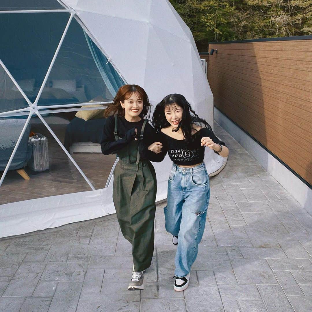 えみ姉のインスタグラム：「ㅤ かりんカップルとたけと4人でグランピング🌿 ㅤ 大人になってできた尊い存在♡♡♡ 大切な大切な友達🤝一生えみこが守るよ ㅤ ㅤㅤ ㅤ  ㅤ #グランピング #静岡 #静岡旅行 #ドライブ #dayoff #マルジェラ #maisonmargiela #mm6 #margiela #nike #PRADA #プラダ #コーデ #ナイキ #airjordan1 #デニム #デニムコーデ #クロップ #スタイルアップ #垢抜け #ダイエット」