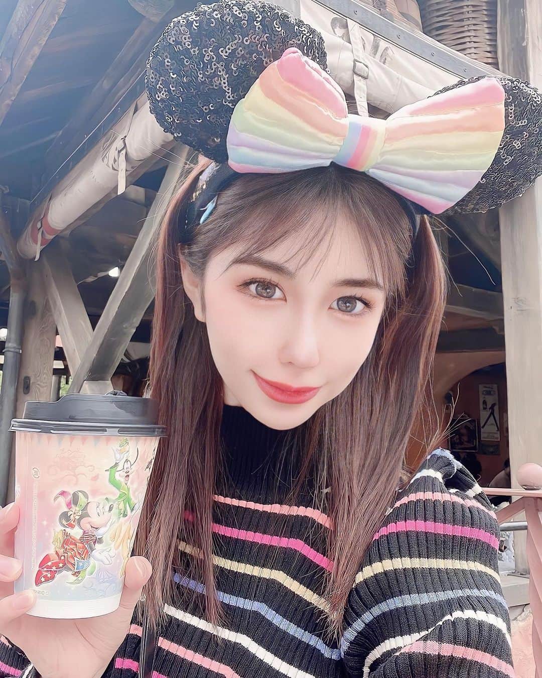 倉岡生夏のインスタグラム：「🌈❤️ ・ この前のディズニー♡ パレードは遠目からだったけどかわいかったな❤️ GWも途中学校あったりレポートとテスト勉強もあるけどちょっとゆっくりしたいな😊 ・ みなさまも素敵なGWを♡ ・ ・ ・ ・  #ディズニーコーデ #ディズニー40周年 #ディズニー40周年グッズ #ディズニーランド #シンデレラ城 #ディズニー風景 #ディズニー写真部 #ディズニーカチューシャ #ディズニー好きと繋がりたい #レインボー #ディズニー好きな人と繋がりたい #ディズニー好きママ #ディズニーグッズ #ディズニーフォト #40周年 #ディズニーランドコーデ #tokyodisneyland #japantravel #japanesegirl #disney」