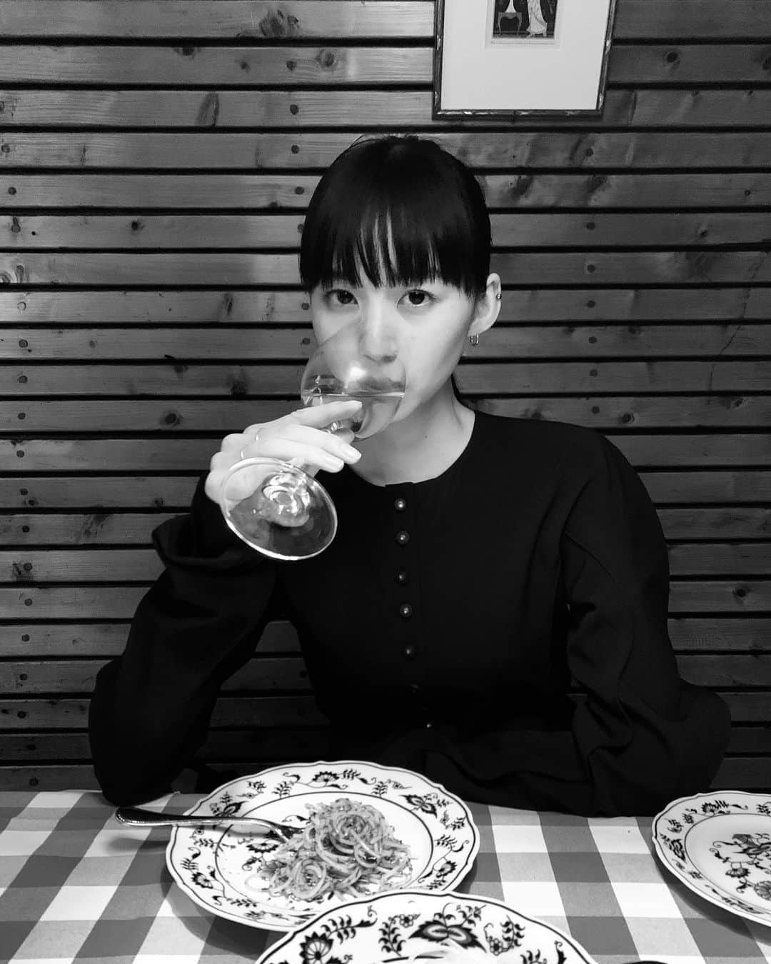 Shiho Sasakiのインスタグラム：「たまには夫とお出掛けディナー🍷 お料理お酒ぜんぶ美味しくって大満足🫧  #休日」