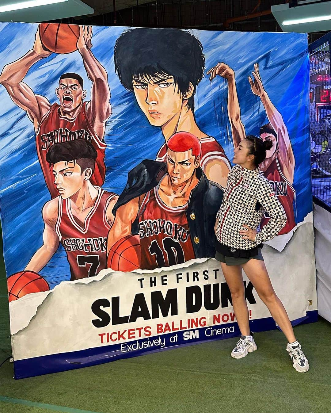 橋本真依のインスタグラム：「・ 🏀🏀🏀🏀🏀  今日からGW🌿 皆さんいかがお過ごしですか？☺️ ⁡ もう少しフィリピン日記🇵🇭 本島のスービックにて生活しておりました✨ ⁡ 年末に見過ごしてた映画話題になっていた映画 「slam dunk(スラムダンク)」🏀 漫画も見たこともなかったけれど こんだけ話題になっているし、みんなとの 話に追いつきたーい❣️でもフィリピン、、、🥲 ⁡ ということで映画館見つけました🎬✨ 📍 SM Cinema - SM City Olongapo Central ⁡ R7PM+84W, Olongapo, Zambales, フィリピン ⁡ ⁡ なんとフィリピンでもスラムダンクは人気！ みんな「桜木花道〜🌸」って言ってました！ ⁡ フィリピンの映画館は800円くらい！ 安すぎる！ そして貸切だったの！！！😆😆😆😆 貸切で800円ってすごくない🙄？🤍 大満足でございました❣️ ⁡ ここからはフィリピンの話ではないんだけれど 最近みた映画🎞 「blue giant」 ものすごーーーくよかった‼️ 映画館で久しぶりに号泣した🥲 ジャズミュージシャンの話&アニメだけど 音楽やってたら尚更かもしれないけれど 音楽やっていなくても心が動く感じ、 なにかに一生懸命になったことがある方なら 絶対胸が締め付けられるはず！！！ ⁡ 誰か5月8日のブルーノートのチケットある方 いませんか〜🥹🥹🥹🥹笑笑 めっちゃ行きたい！！！！！！💦 ⁡ ⁡ ⁡ ⁡ ⁡ ⁡ ⁡ #女子力ねーさん #フィリピン #スービック #Philippine #旅行 #映画館 #スラムダンク #slamdunk #映画館貸切 #桜木花道 #olongapo #bluegiant #jazz」