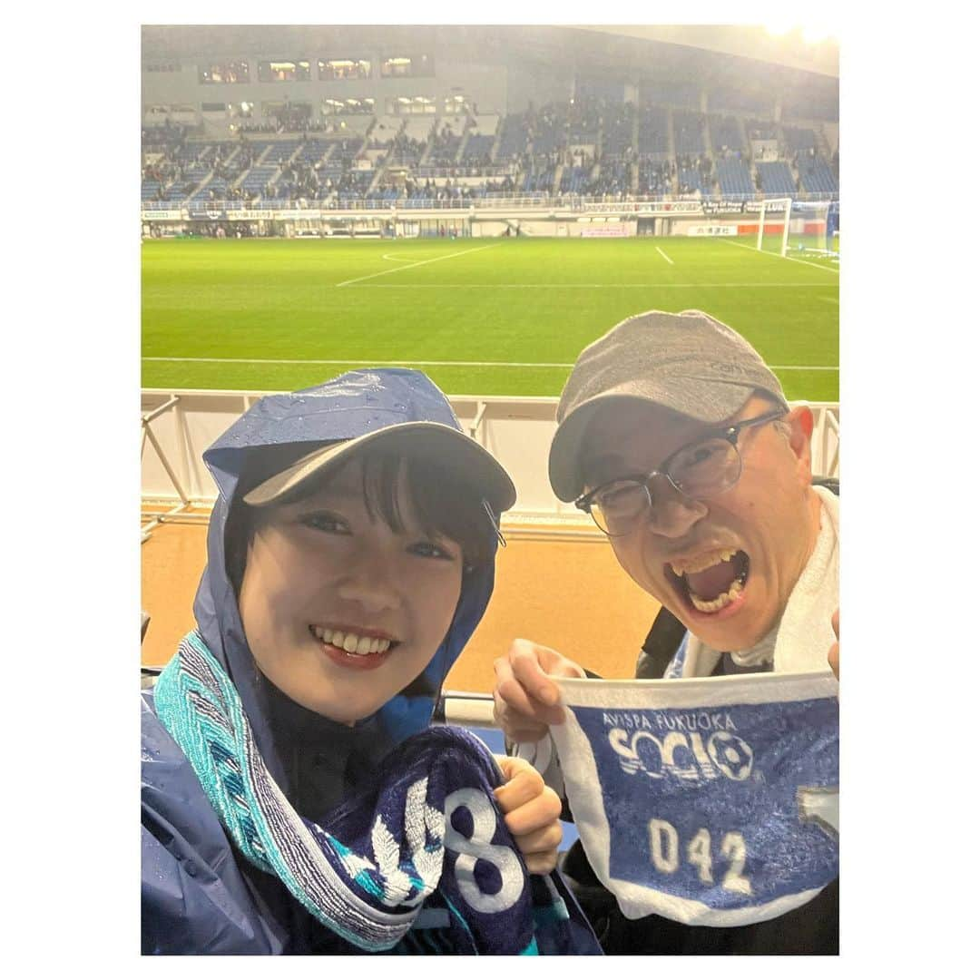 川崎優さんのインスタグラム写真 - (川崎優Instagram)「. . 今季、初アビスパ生観戦でした⚽️✨なんかのアトラクションばりの激しい雨の中、苦しい…そして悔しい試合でしたが… 終盤、#佐藤凌我 選手からの #鶴野怜樹 選手のＪリーグ初ゴールを観られて大興奮でした！  次こそ勝ちますように！ そして湯澤選手が無事でありますように。  次は、晴れの日に観戦して、長いロングポテトと唐揚げとウエストの蕎麦をたべると決めた💪🔥  椎葉ユウさん、アビスパ後援会VOYAJ1支部のみなさま 仲間に入れていただきありがとうございました😆  #avispa #鶴野怜樹 選手 #同じ熊本で同じ大学出身 #背番号28 #次は土居上野の上野さんがいる日にいこう」4月29日 20時47分 - yuu__noir