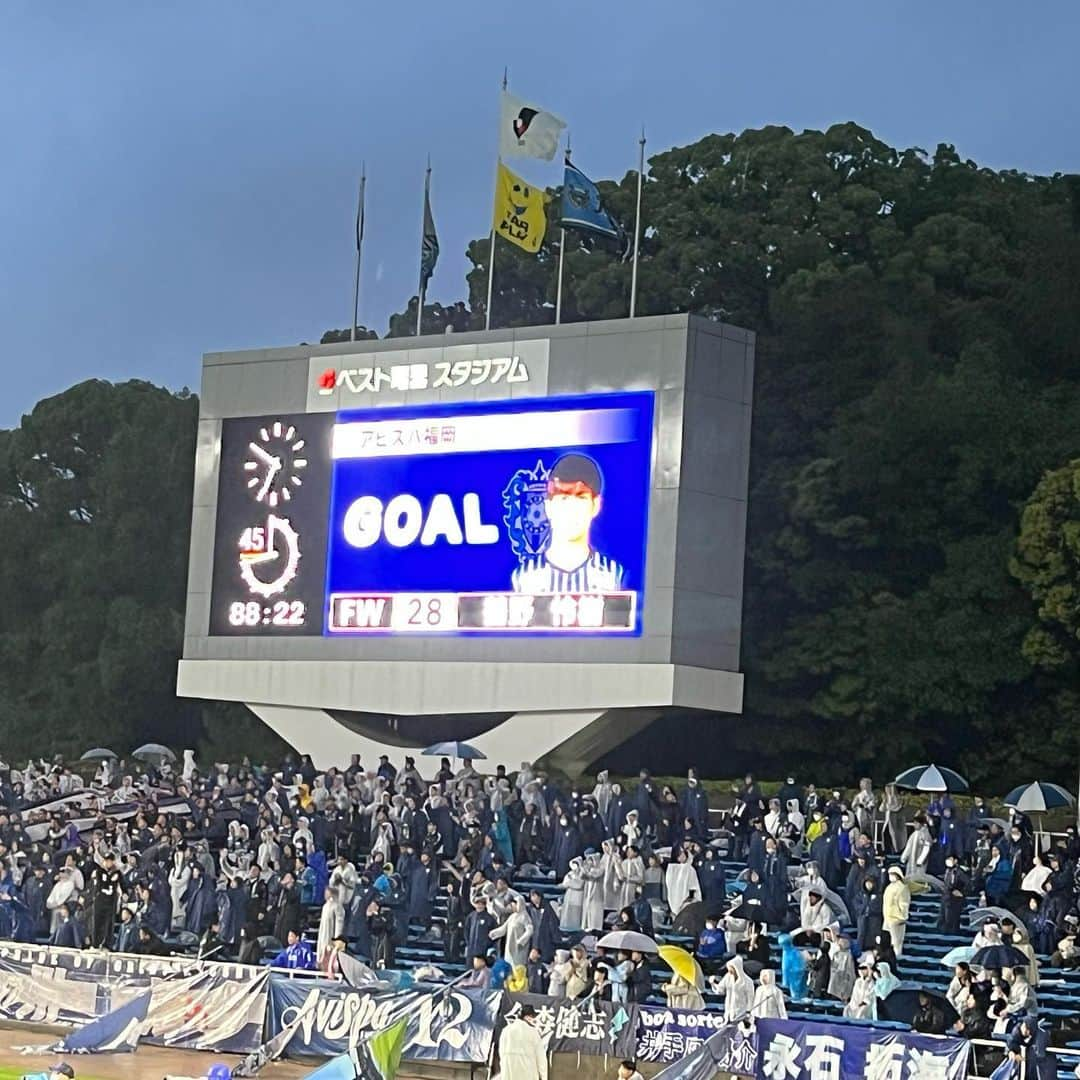 川崎優さんのインスタグラム写真 - (川崎優Instagram)「. . 今季、初アビスパ生観戦でした⚽️✨なんかのアトラクションばりの激しい雨の中、苦しい…そして悔しい試合でしたが… 終盤、#佐藤凌我 選手からの #鶴野怜樹 選手のＪリーグ初ゴールを観られて大興奮でした！  次こそ勝ちますように！ そして湯澤選手が無事でありますように。  次は、晴れの日に観戦して、長いロングポテトと唐揚げとウエストの蕎麦をたべると決めた💪🔥  椎葉ユウさん、アビスパ後援会VOYAJ1支部のみなさま 仲間に入れていただきありがとうございました😆  #avispa #鶴野怜樹 選手 #同じ熊本で同じ大学出身 #背番号28 #次は土居上野の上野さんがいる日にいこう」4月29日 20時47分 - yuu__noir