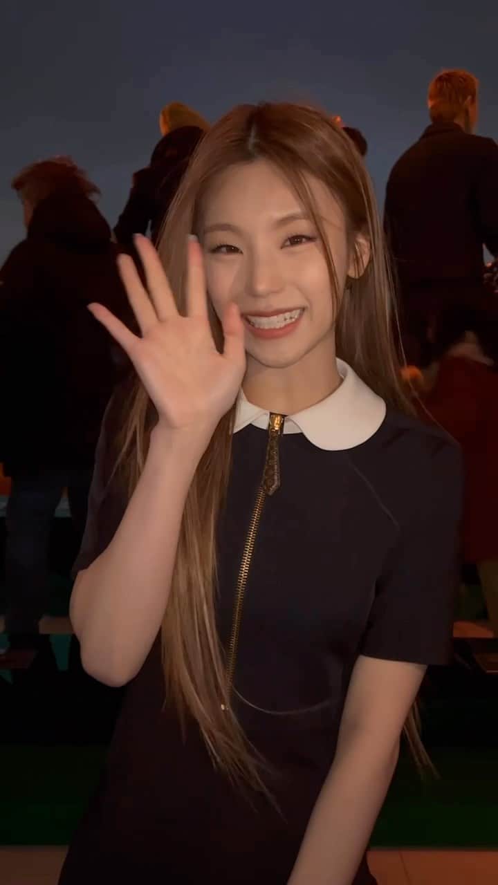 のインスタグラム：「「ルイ・ヴィトン」のショーでITZYイェジにSay Hello💓  4月29日、ニコラ・ジェスキエールによる「ルイ・ヴィトン」2023 ウィメンズ・プレフォール コレクションのショーが韓国・ソウルで開催✨会場にてITZYイェジをキャッチ📸  @louisvuitton  @nicolasghesquiere #LOUISVUITTON　#LVPrefall23 #itzy #itzyyeji #yeji #yejiitzy #イェジ @itzy.all.in.us」