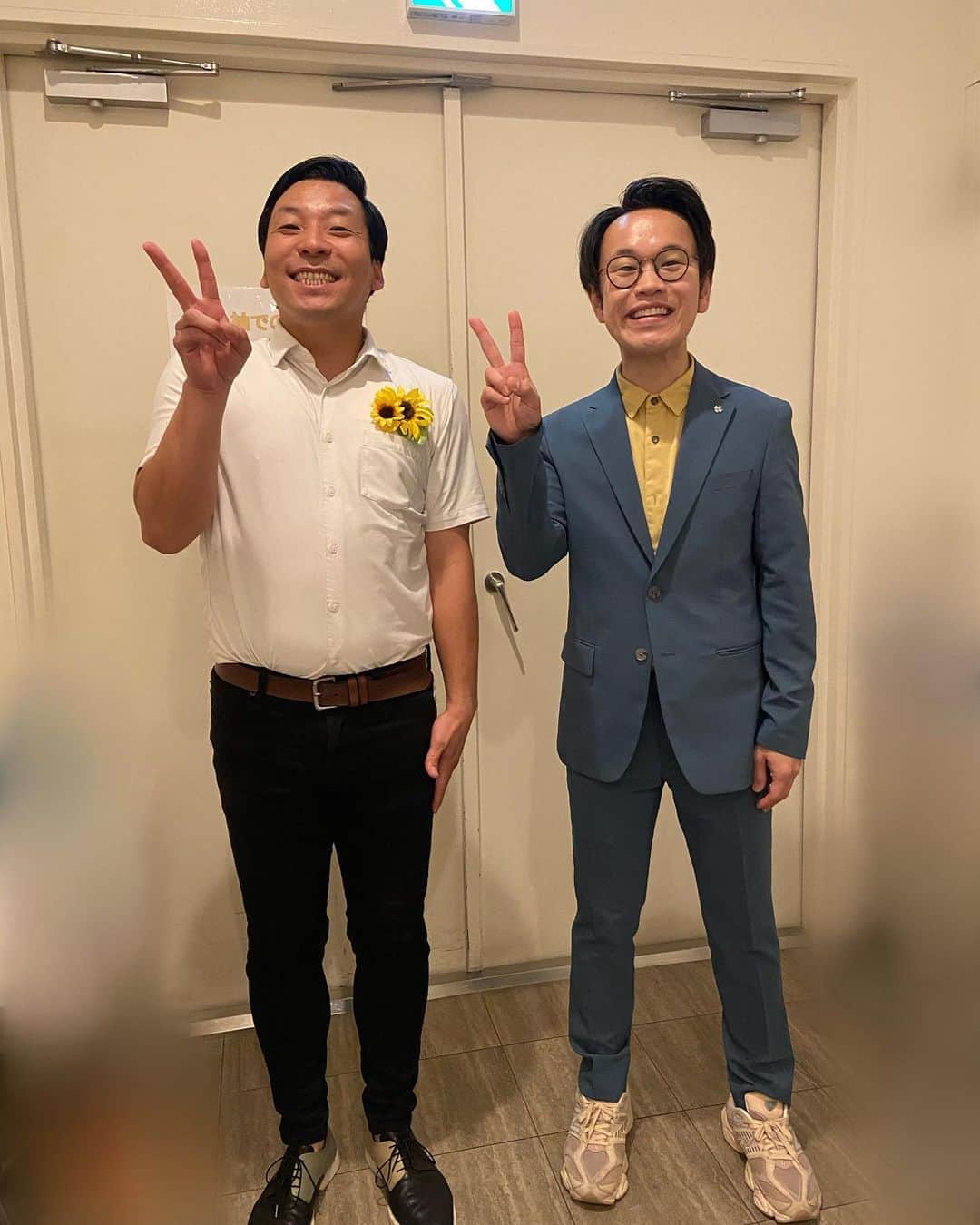 きむちゃんのインスタグラム：「衣装変えたんですか？と最近良く言われます。一応毎年新しい衣装を買っております。気分転換のために。 たぶっちゃんは変わらないので僕を変えてます。 ベージュ→薄ピンク→カーキ→濃ピンク→チェック茶色→ミントという順番です。 一応今着てるのは青に見えてグリーンなんです。ミント色らしいです。 綺麗な色。嬉しいです。 中は黄色のシャツ。ひまわりに合わせてます。 コメントは知るかー！以外でお願いします。笑 コメントはいやいやそんな前から毎年買ってたんかい！以外でお願いします。 コメントはちょっとちょっと！以外でお願いします。 コメントはツッコミが面白すぎて愛してます！以外でお願いします。  #衣装はミント色」