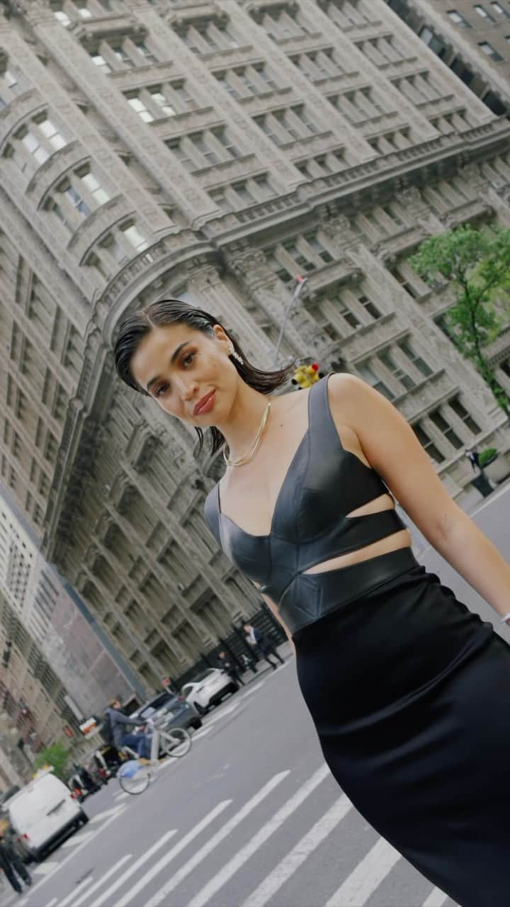 アン・カーティスのインスタグラム：「Magical evening in NYC ✨💎 thank you for having me @tiffanyandco.   🎥: @ofbecomingus @thestreetsensei   #tiffanyandco #thetiffanylandmark #tiffanypartner」