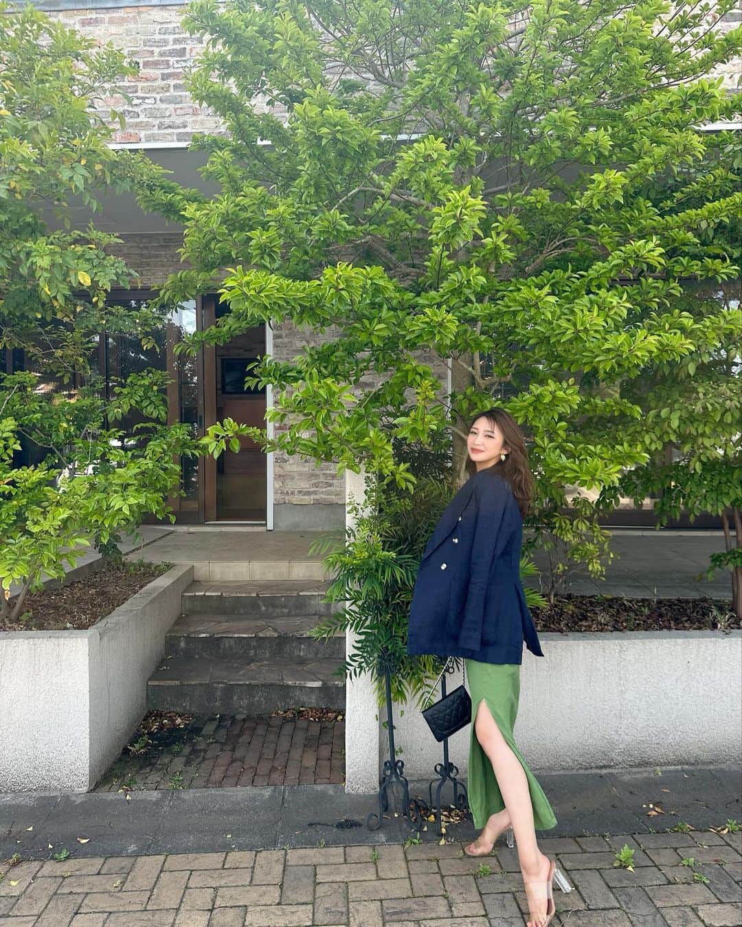 新井ニーニャのインスタグラム：「. 最近お仕事と子育てばかりで インスタにあげられる写真が 全然ありません🤣🤣  写真はこの間 超超久しぶりに夫婦で 数時間のデートをした日🥰💕  夫婦の時間を作るって 大切すぎるなぁと痛感🙏  #話す事はいつも子供か仕事  #夫婦デート #デートコーデ #30代コーデ #30代デートコーデ #夫婦デートコーデ #4児ママ #4児の母 #夫婦の時間 #夫婦の時間を大切に」