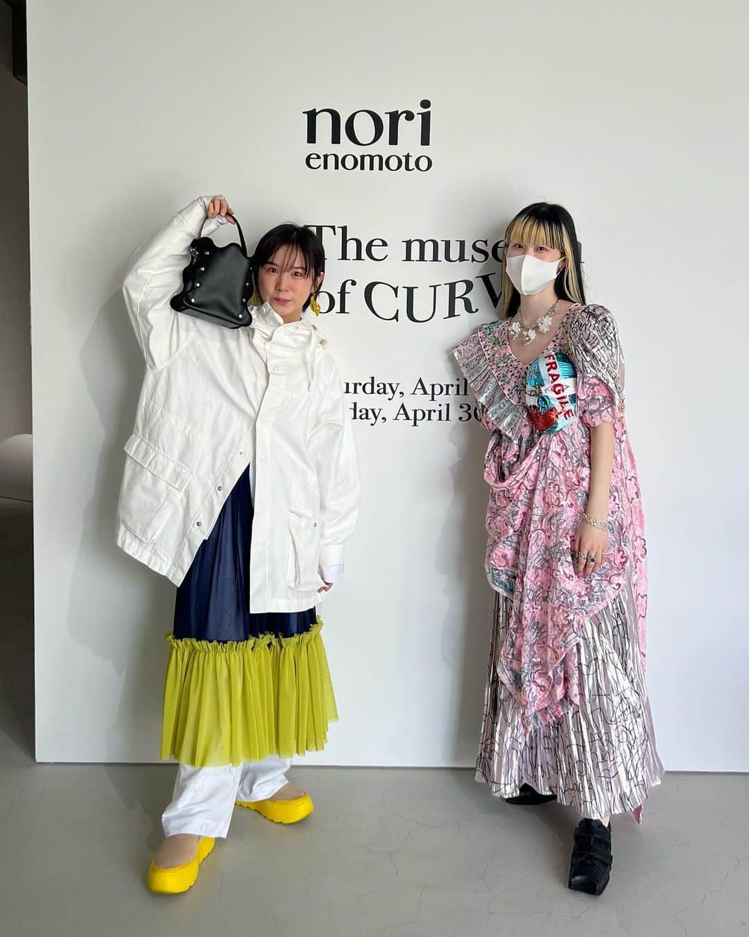 光永のインスタグラム：「おニューのスカート履いて、 @norienomoto_official の展示会で欲しかったポシェット買って、のりさん達と憩いの時間過ごしました🥰🍓🛍️ で、ピンネタライブと大喜利ライブやって、今です。 歩子さんの映り込みは今気づきました🤣 ㅤㅤㅤㅤㅤㅤㅤㅤㅤㅤㅤㅤ ジャケット：#ungrid  セットアップ：#atmospink スカート：#nontokyo スニーカー：#ugg ㅤㅤㅤㅤㅤㅤㅤㅤㅤㅤㅤㅤ #ootd #春コーデ #レイヤードコーデ」