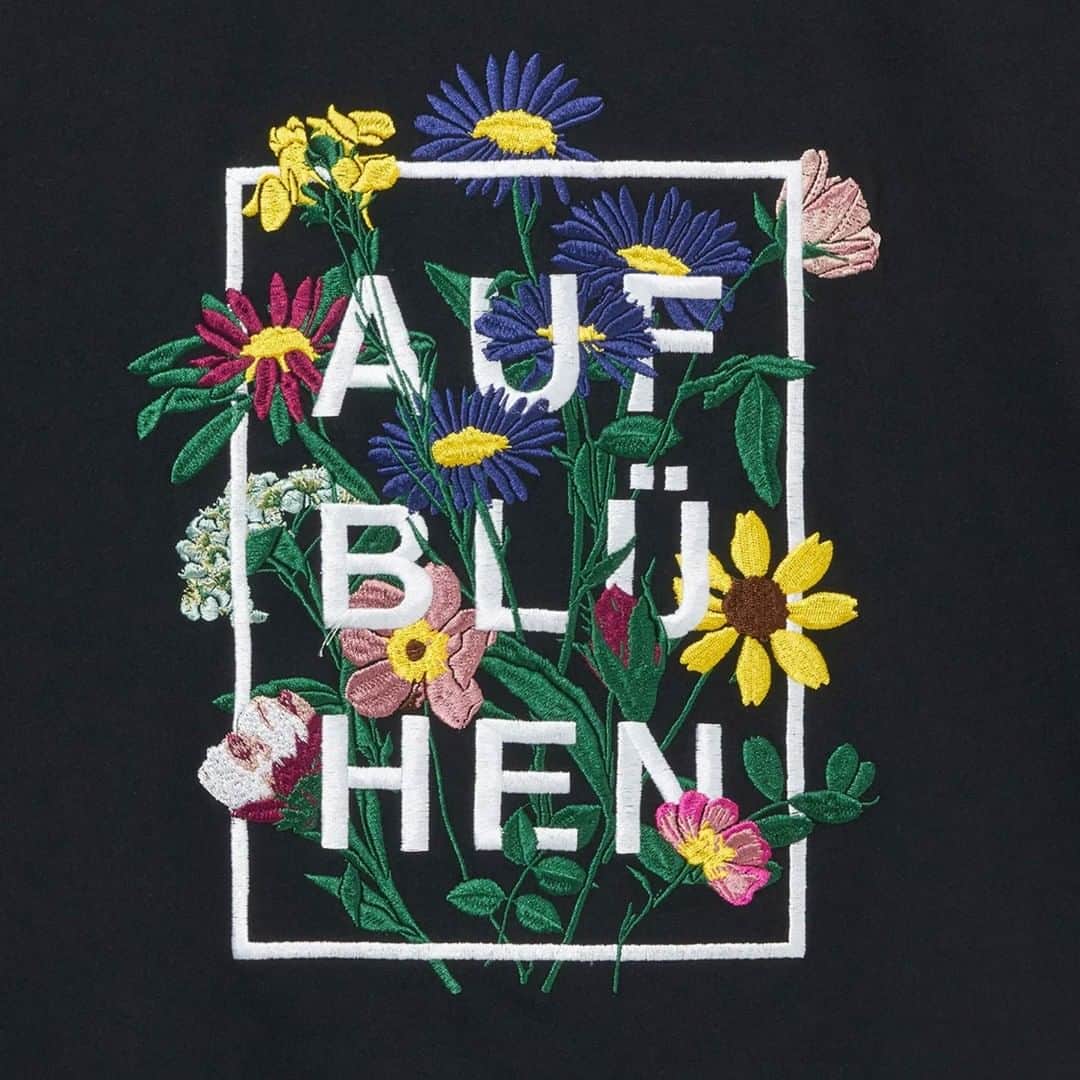 グラニフ graniphさんのインスタグラム写真 - (グラニフ graniphInstagram)「気になる商品は画像をタップ✔️  すべて刺繍で表現された、押し花とタイポグラフィを絡めたグラフィックデザイン。 華やかにしてモダンなデザインテイスト。中央に配置された「開花」という意味のドイツ語タイポが印象的です。  ＜商品について＞ ・ドライタッチのざっくりした風合いの天竺を使用した、大きめシルエットの5分袖Tシャツです。 ・[刺繍加工] ---------------------------------------- ■生地の厚み：ふつう ■伸縮性：ややあり ■透け感：なし ■光沢感：なし ■洗濯：単独洗い ---------------------------------------- ▶︎ グラニフ [Graphic Life Store] @graniph_official  #グラニフ#graniph#グラフィック#グラフィックデザイン#graphic#graphicdesign#キャラクター#character#characterdesign#characterart#coordinate#art#illustration#」4月29日 21時03分 - graniph_official