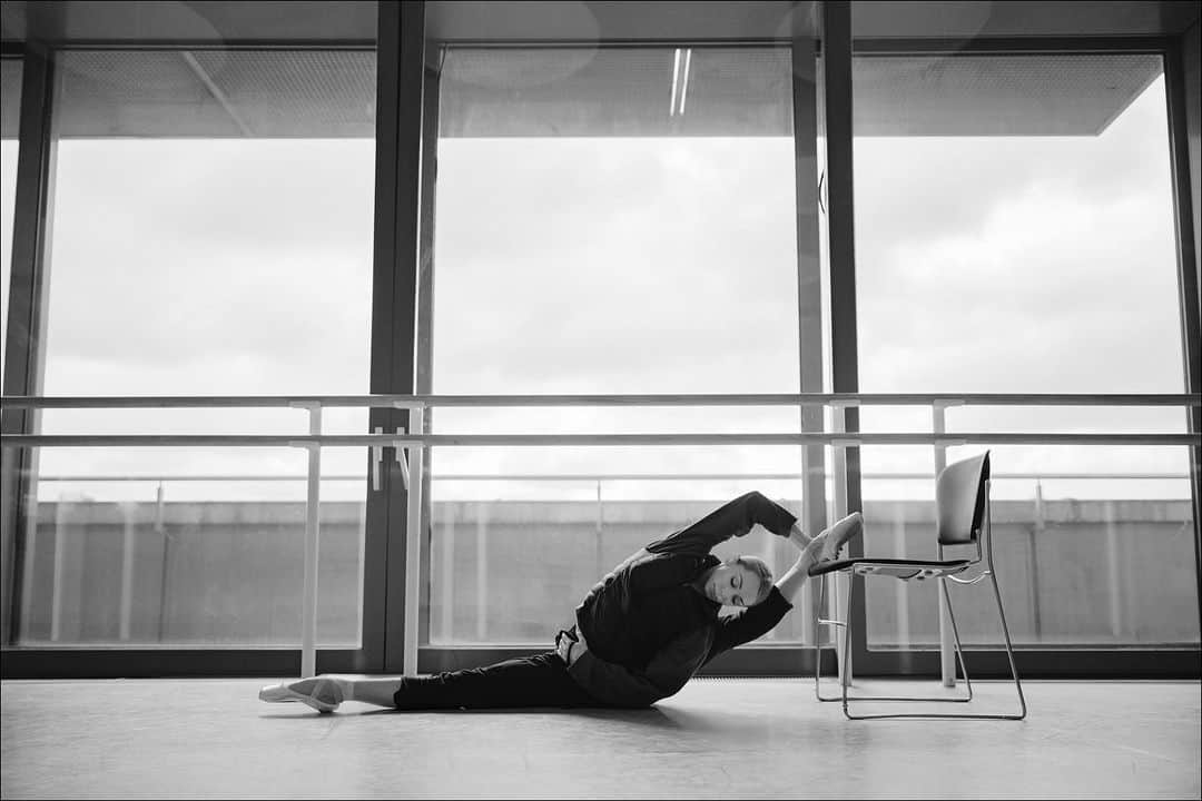 ballerina projectのインスタグラム：「𝐈𝐚𝐧𝐚 𝐒𝐚𝐥𝐞𝐧𝐤𝐨 at the Royal Opera House.   @iana_salenko #ianasalenko #royaloperahouse #ballerinaproject #ballerina #ballet #dance #stretch #barre #balletstudio #coventgarden #london   Ballerina Project 𝗹𝗮𝗿𝗴𝗲 𝗳𝗼𝗿𝗺𝗮𝘁 𝗹𝗶𝗺𝗶𝘁𝗲𝗱 𝗲𝗱𝘁𝗶𝗼𝗻 𝗽𝗿𝗶𝗻𝘁𝘀 and 𝗜𝗻𝘀𝘁𝗮𝘅 𝗰𝗼𝗹𝗹𝗲𝗰𝘁𝗶𝗼𝗻𝘀 on sale in our Etsy store. Link is located in our bio.  𝙎𝙪𝙗𝙨𝙘𝙧𝙞𝙗𝙚 to the 𝐁𝐚𝐥𝐥𝐞𝐫𝐢𝐧𝐚 𝐏𝐫𝐨𝐣𝐞𝐜𝐭 on Instagram to have access to exclusive and never seen before content. 🩰」