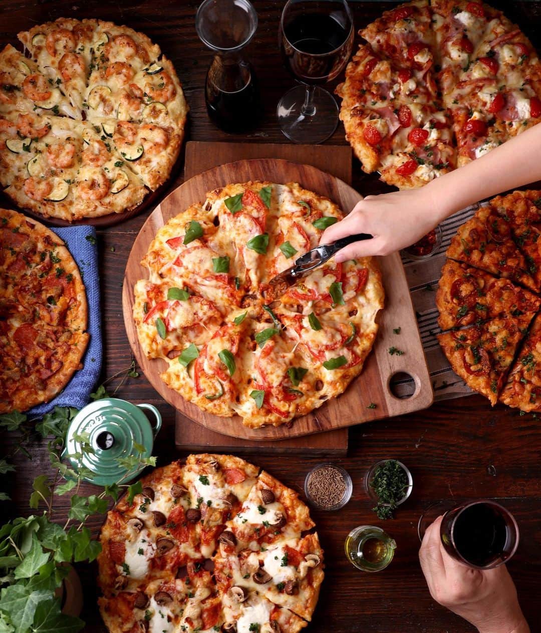 ピザーラのインスタグラム：「【ピザーラが食べたくなったらコメント欄に🍕を書いてね！】  こんばんは！ 今日からいよいよゴールデンウィークが始まります🎵  皆さんはどんな予定ですか？？😆✨ ピザーラは、素敵な休日をさらに美味しく彩ります🍕  皆さんのゴールデンウィークにもピザーラお届け✨  ------------- ピザーラ公式アカウントでは、PIZZA-LAのお得な最新情報をお届けしています🍕  皆さまもぜひピザーラを食べた際には #ピザーラ#ピザーラお届け のハッシュタグをつけて感想を教えてくださいね✨ お写真をご紹介しちゃうかも？😆 投稿、お待ちしています♪  #pizza_la #ピザ #ピザパーティー #ピザパ #ピザ好きな人と繋がりたい #宅配 #宅配ピザ #ピザランチ #テイクアウトグルメ #ゴールデンウィーク」