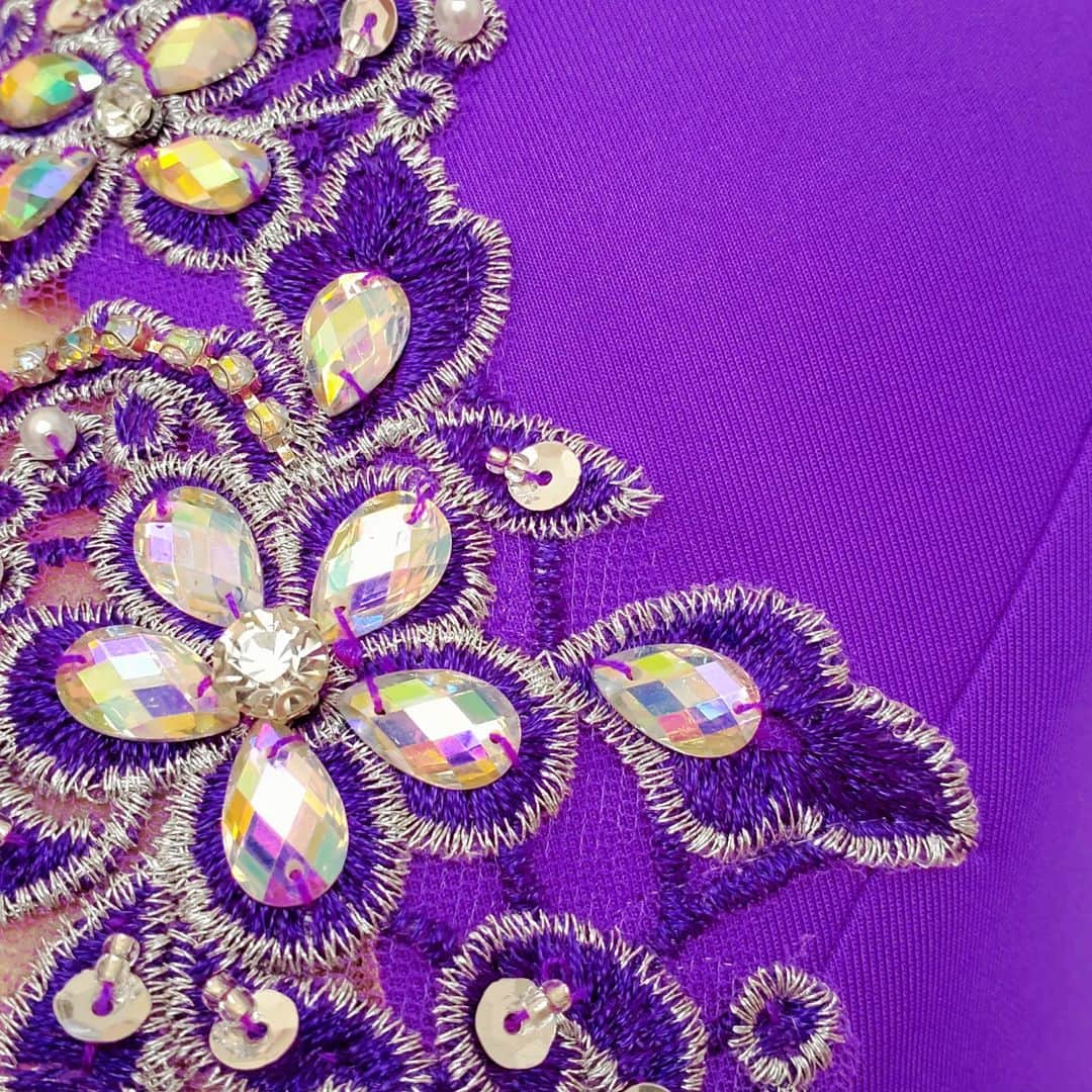 香咲蘭のインスタグラム：「あと4日で本番!! ⁡⁡ 舞台に立てるのが嬉しくもあり、ちょっと緊張もあり🥺⁡ 毎日構成が違ってすごく楽しみ。⁡ ⁡ こちら、⁡一目惚れしてしまったドレスの一部。 ⁡形も綺麗で色もデザインもすごく好みなの。⁡⁡ ⁡あぁ、これ着るの楽しみ…💕⁡ ⁡⁡ ⁡#一目惚れ⁡ ⁡#お気に入り⁡⁡⁡ ⁡#EVERGREENHITSONGS ⁡⁡ ⁡皆さんのゴールデンウィークの予定は何でしょうか🥺⁡ ⁡ ⁡⁡まだ予定ないよーという方は ⁡チケットまだお取次ぎできますので⁡ ⁡ぜひGWの思い出作りにいらしてください🥺  ⁡ ⁡ ⁡」