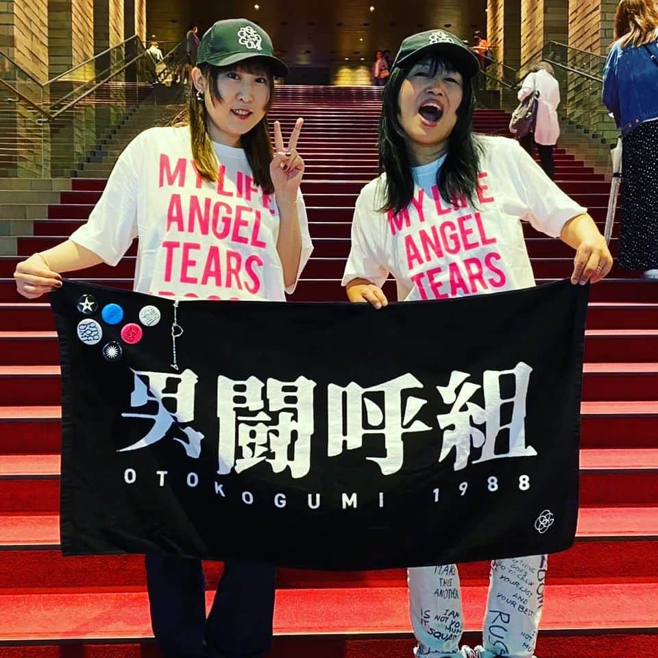 のインスタグラム：「男闘呼組 2023 THE LAST LIVE  @フェスティバルホール 第1部に行って来ましたー！  最高過ぎて余韻が凄い。  まずどセンターの1階9列目！ 最高の席でした。 こんな近いの初めて😭✨  もうあっという間すぎて、2部も行きたいよ〜！！  今日も推しは尊かった。。  残すは神戸国際と静岡。 武道館、お金ないし行けないよなぁー行きたいなぁ〜 (ギター売ろうかな、いやそれはあかん💦)  今日は最高のライブをありがとうございました。 しばらく頑張れます！！  #男闘呼組 #男闘呼組ライブ #男闘呼組2023lastlive」