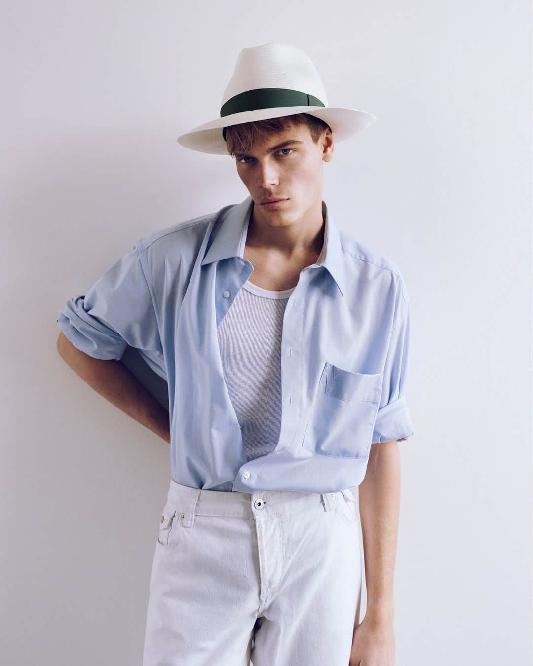 のインスタグラム：「The effortlessly cool Panama. Highlight your new season #ss23 wardrobe with an iconic and timeless Borsalino #Panamahat featured in a range of beautifully hand crafted materials from raffia, straw & papier paired with your preferred hat band from classic to optical shades. Shop your new season favorite now on www.borsalino.com  Brand Curator @giacomo9838 Ph @josephcardoofficial  #newseason #strawhats #craftsmanship #Panamahats #BorsalinoPanamahat #handcrafted #Panamahatlover #strawhatlover #straw #raffia #Panamahatlovers #hatlovers」