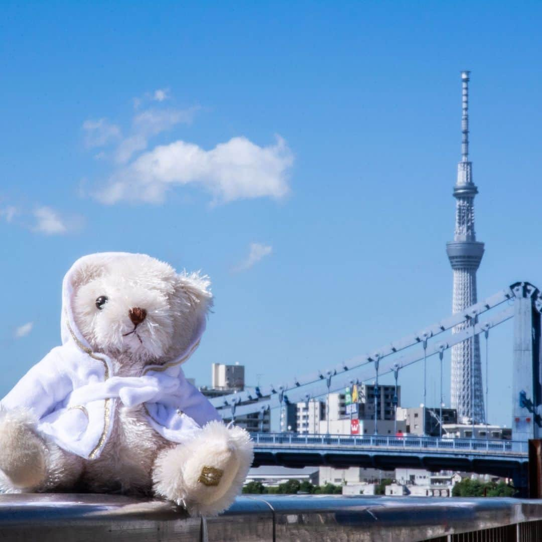 Shangri-La Hotel, Tokyoのインスタグラム：「今日は昭和の日。いよいよゴールデンウィークがスタートです。⁣ ⁣ ご家族やご友人、大切な人と記憶に残る旅へ出かけたり、ひとりでのんびりと自由な時間を楽しんだり、思い思いの休暇をご満喫ください。⁣ ⁣ The long Japanese holiday 'Golden Week' is finally starting.⁣ ⁣ Depart for a memorable trip with your family, friends and loved ones, or fill up your free time with hobbies at home.⁣ How would you like to spend your long holiday?⁣ ⁣ #shangrilacircle #myshangrila #shangrilahotels #shangrila #shangrilatokyo #tokyotravel #tokyotrip #tokyostation #ftgstarawards #ftg5star #forbestravelguide #forbes #forbesfivestar #fivestarhotel #5starhotel #シャングリラ #シャングリラ東京 #シャングリラサークル #東京駅 #丸の内 #大手町 #フォーブストラベルガイド #ゴールデンウィーク #シャンベア」