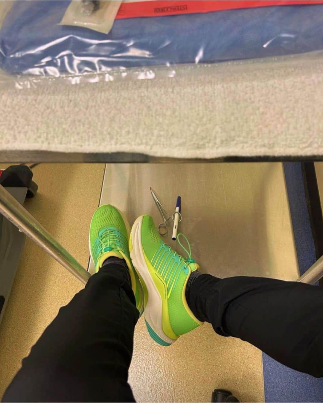 ダンスコのインスタグラム：「“10/10 feels like walking on a cloud! Every healthcare worker or healthcare student should purchase your brand because they are amazing and perfect for long shifts! PLUS I constantly receive so many compliments” - @bethanyjoannn, radiology student. Shop Penni Lime, link in bio 📸  @bethanyjoannn  #danskofootwear #healthcareshoes #radiologystudents #medicalschool #medicalstudent #science #education #futuredoctor #medical #shoes #healthcare #doctorshoes」