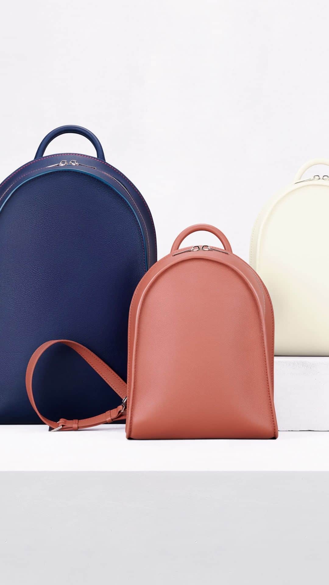 カミーユフォルネのインスタグラム：「Camille Fournet has adapted its large-format bestsellers to smaller sizes. Discover the small backpack of Camille Fournet’s #SpringSummer2023 collection.  #CamilleFournet #smallbackpack #leatherbag #SS23 #savoirfaire #madeinfrance #カミーユフォルネ #レザーバッグ  Photo : stanislas__w」