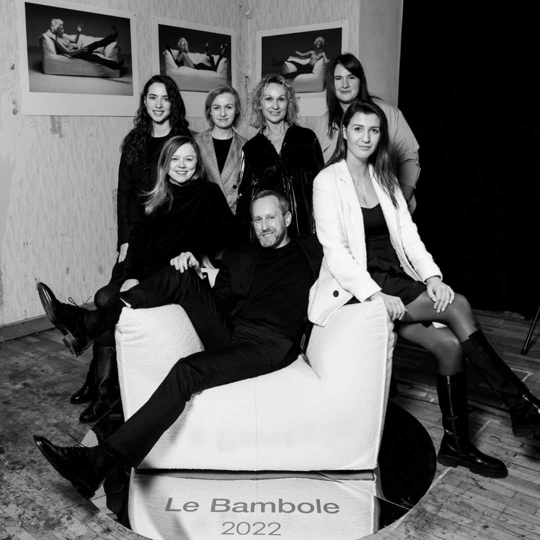 B&B Italiaさんのインスタグラム写真 - (B&B ItaliaInstagram)「On Le Bambole, you can sit two, three, four people at a time, either sideways, long and stretched out, or with your backs at an angle. “Strike a pose” with Le Bambole.  Thanks to ISTO interjero namai for participating to this project.  @mariobelliniarchitects @istointerjeronamai  #bebitalia #design #strikeapose #LeBambole」4月29日 21時00分 - bebitalia