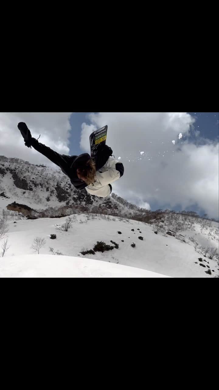 平野流佳のインスタグラム：「Niseko 🚢🏔  @yonexsnowboards_japan #smooth #ムラサキスポーツ #onitsukatiger #dakine  #smithoptics #dominatorwax #鎧武者 #paptuneup #シダスインソール  @globalwifi_official」