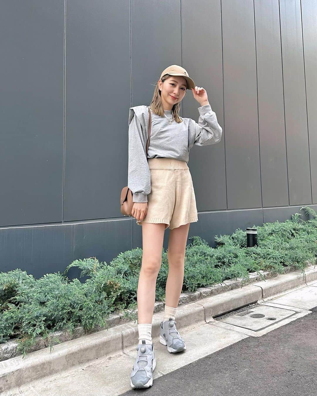 松尾 瞳のインスタグラム：「. ポンプフューリー久々にひっぱり出して履いた👟  スウェットコーデ🩶  デザインスウェット今週から販売開始してるよ〜！」