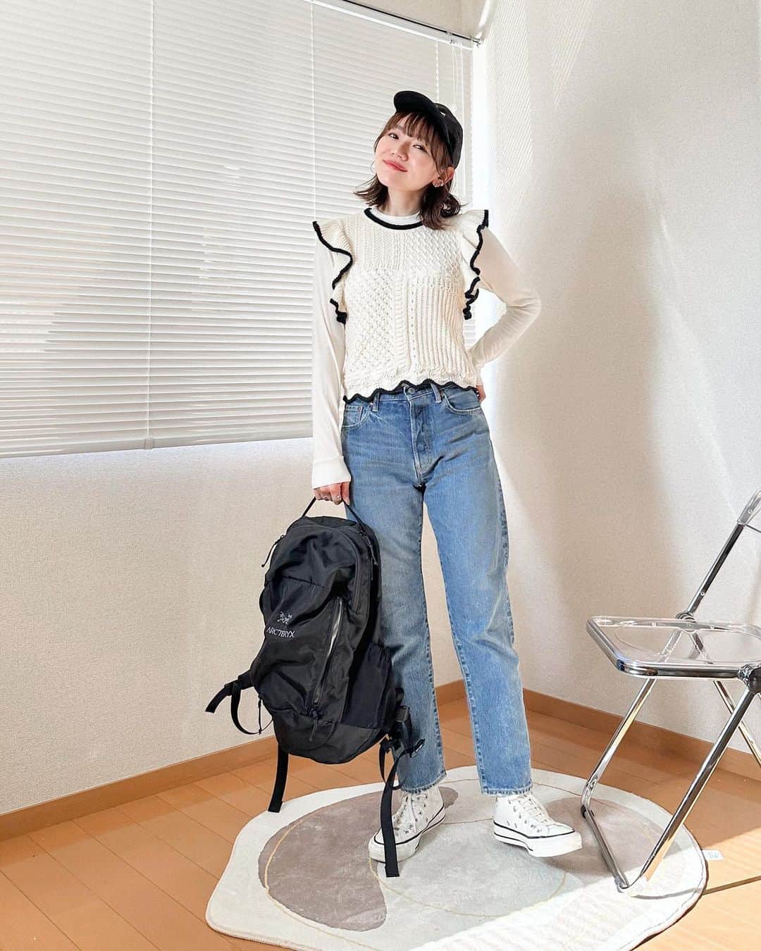 かほこ。のインスタグラム：「ㅤㅤㅤㅤㅤㅤㅤㅤㅤㅤㅤㅤㅤ ㅤㅤㅤㅤㅤㅤㅤㅤㅤㅤㅤㅤㅤ knit vest : #zara inner : #uniqlo denim : #shinzone cap : #agnesb backpack : #arcteryx sneakers : #converse ㅤㅤㅤㅤㅤㅤㅤㅤㅤㅤㅤㅤㅤ ZARAのニットベスト、今の時期はロンTを重ねて🥰 ㅤㅤㅤㅤㅤㅤㅤㅤㅤㅤㅤㅤㅤ キャップ、デニムでカジュアルに着ました！ ㅤㅤㅤㅤㅤㅤㅤㅤㅤㅤㅤㅤㅤ #kaho_fashion」